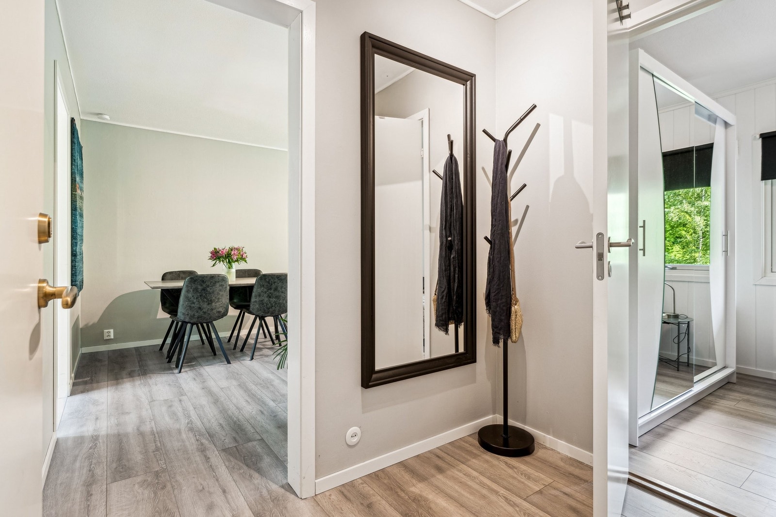 Entré med praktisk kott og enkel adkomst til resten av boligen Galleribilde