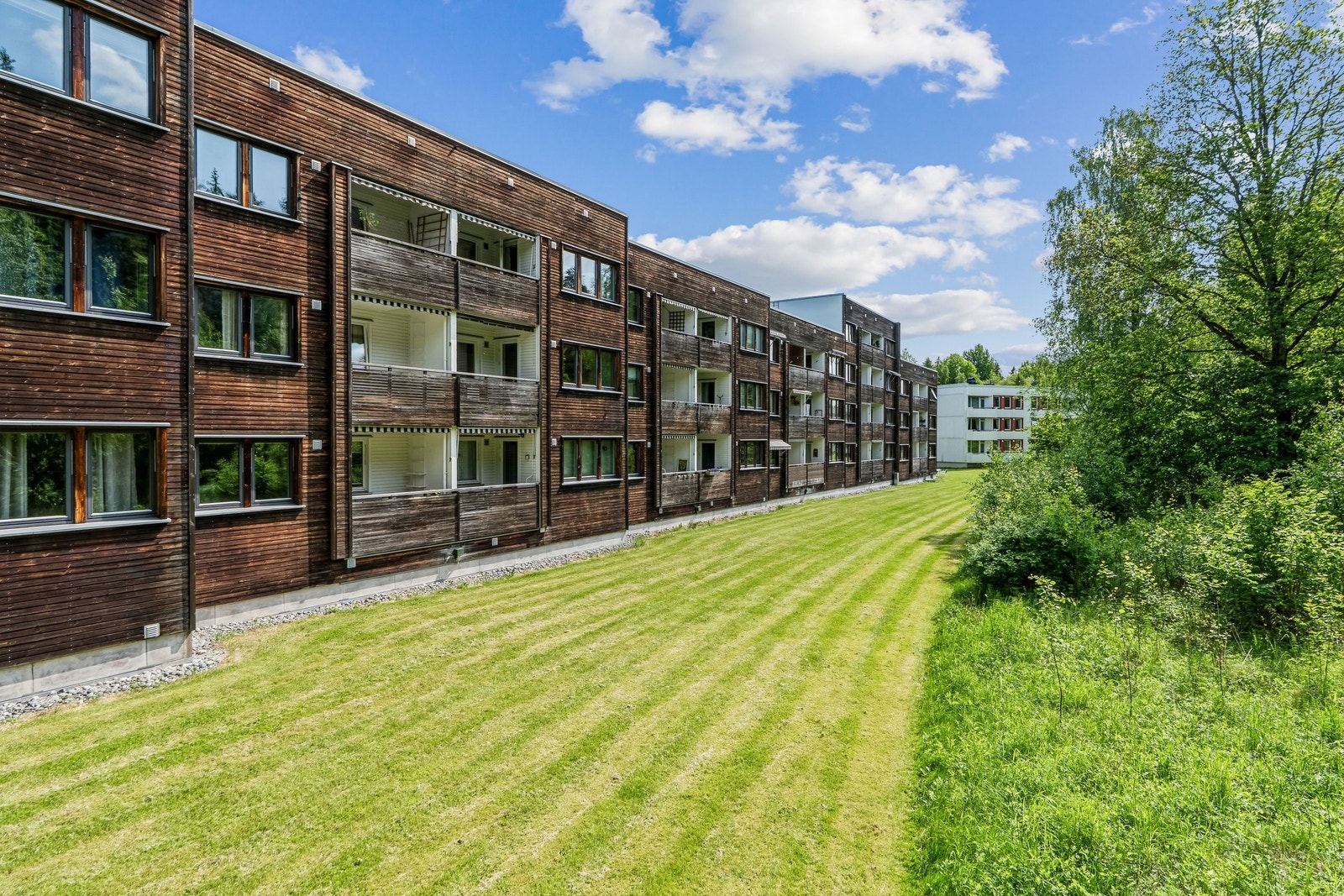 Velholdt blokk med skjermet uteområde Galleribilde