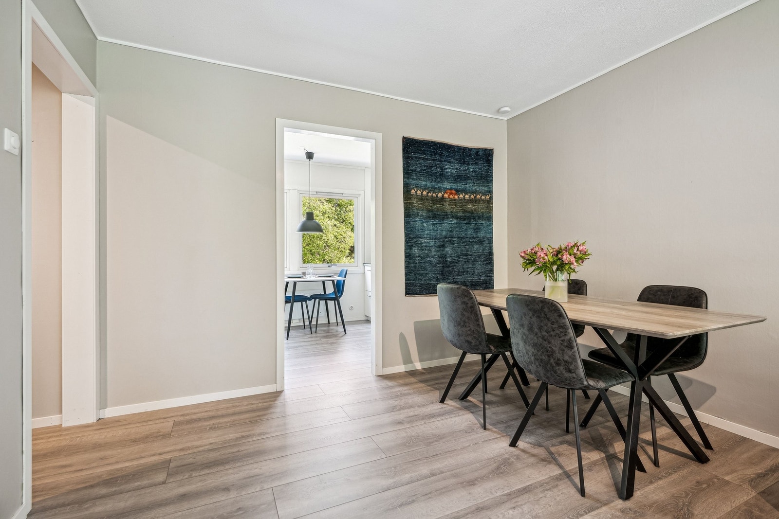 Delvis åpen løsning mellom kjøkken og stue Galleribilde