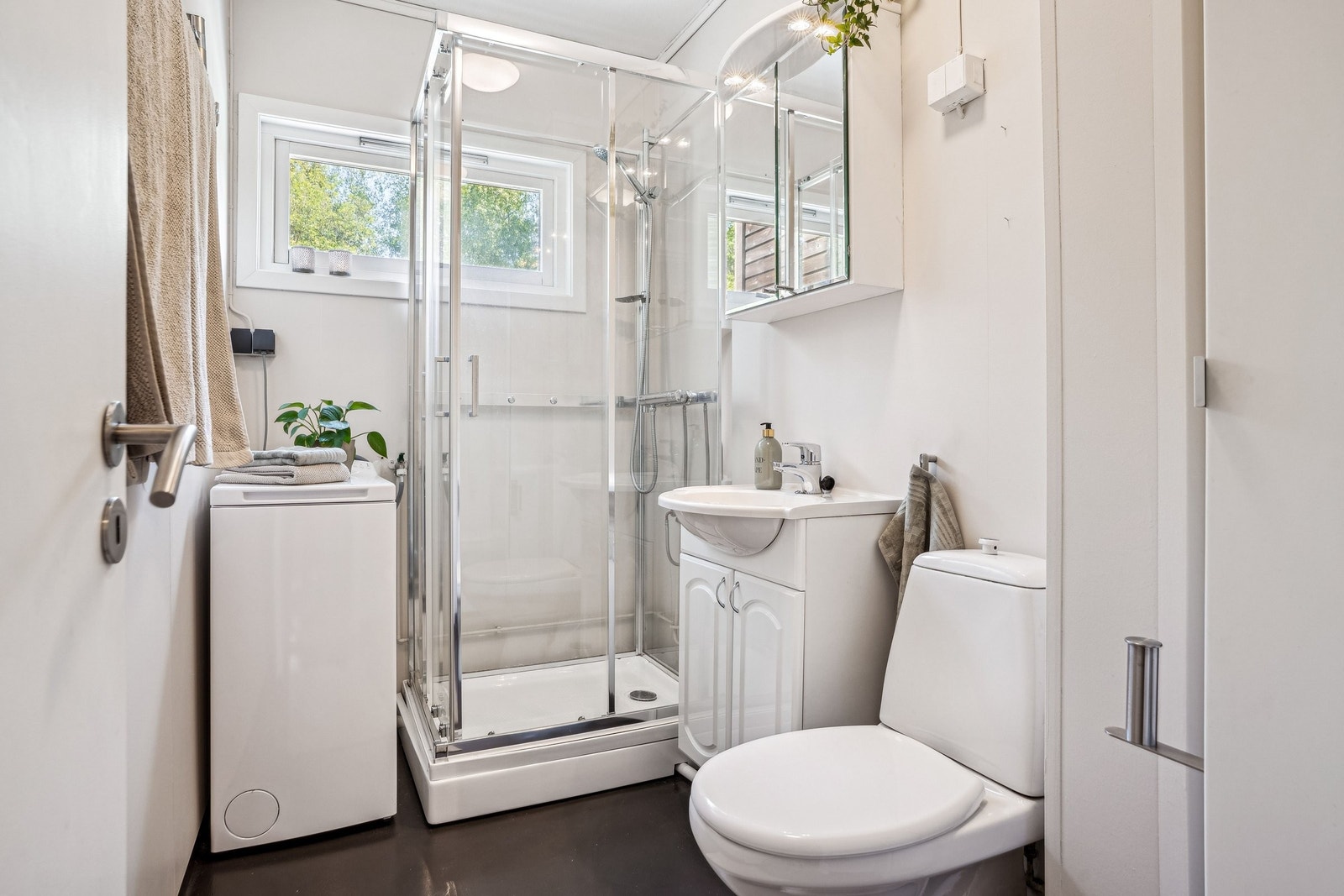 Lyst og praktisk bad med varmekabler i gulvet Galleribilde