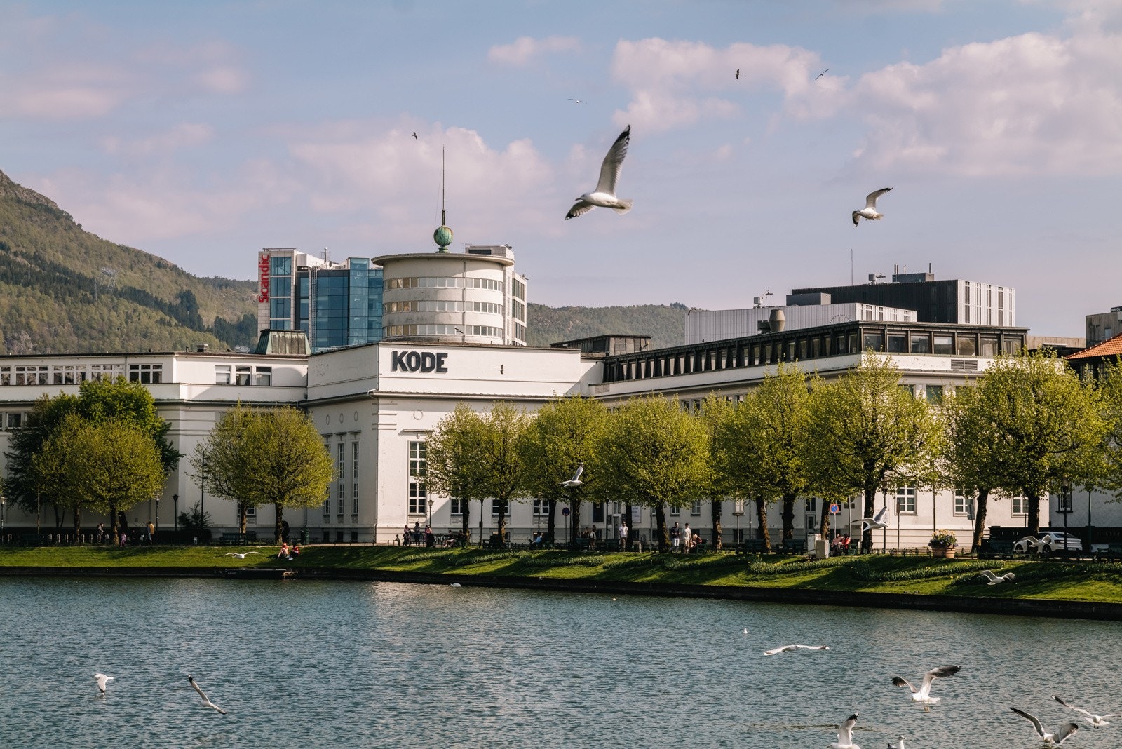 Man forstår godt at mange, både bergensere og de som kommer utenbys fra, vil bo her, i sentrum, hvor man har alt. Så enkelt, så tilrettelagt. Galleribilde