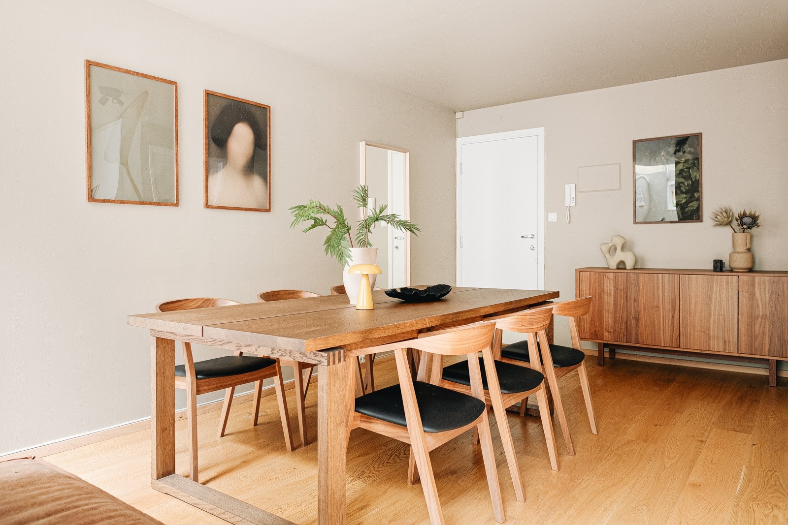 For oppbevaring av ting du ikke trenger i hverdagen disponerer du en ekstern bod i samme etasje som leiligheten på 4,8 kvadratmeter. Galleribilde