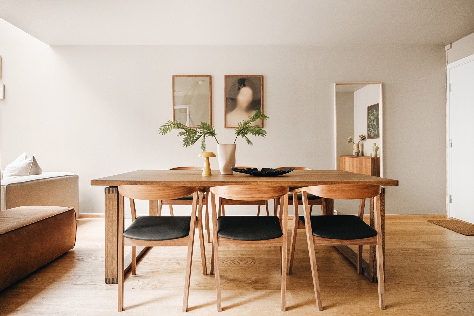 Det er ekstra kjekt å vite at det er godt med plass til et spisebord av ønsket størrelse. Alt ligger til rette for mange sosiale sammenkomster med venner og familie, dette er virkelig et rom du vil elske å oppholde deg i. Galleribilde