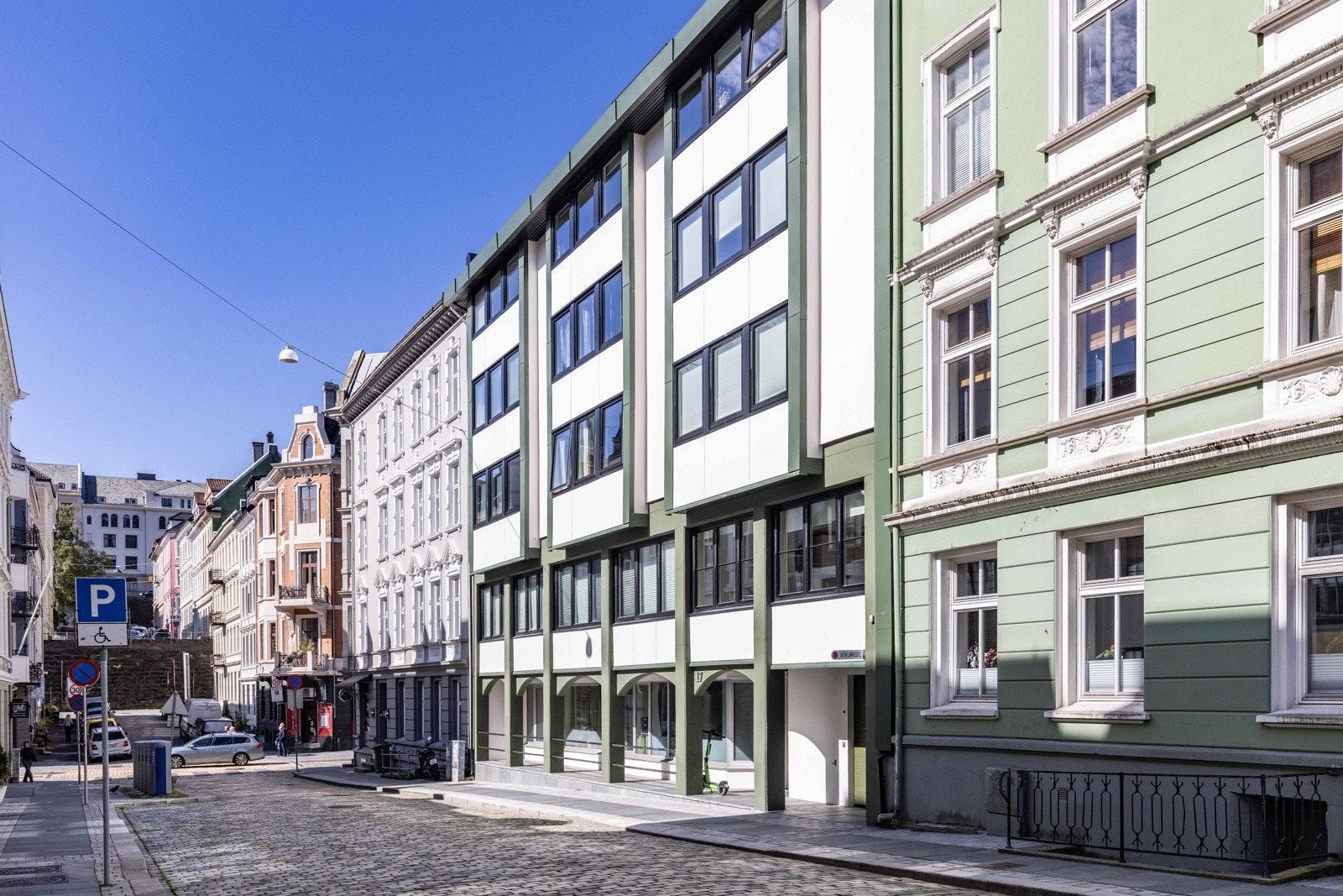Sigurds gate 17 ligger i en enveiskjørt gate mellom Vestre Torggate og kinoen i Magnus Barfot gate, og mellom Johanneskirken og Den Nationale Scene. Galleribilde