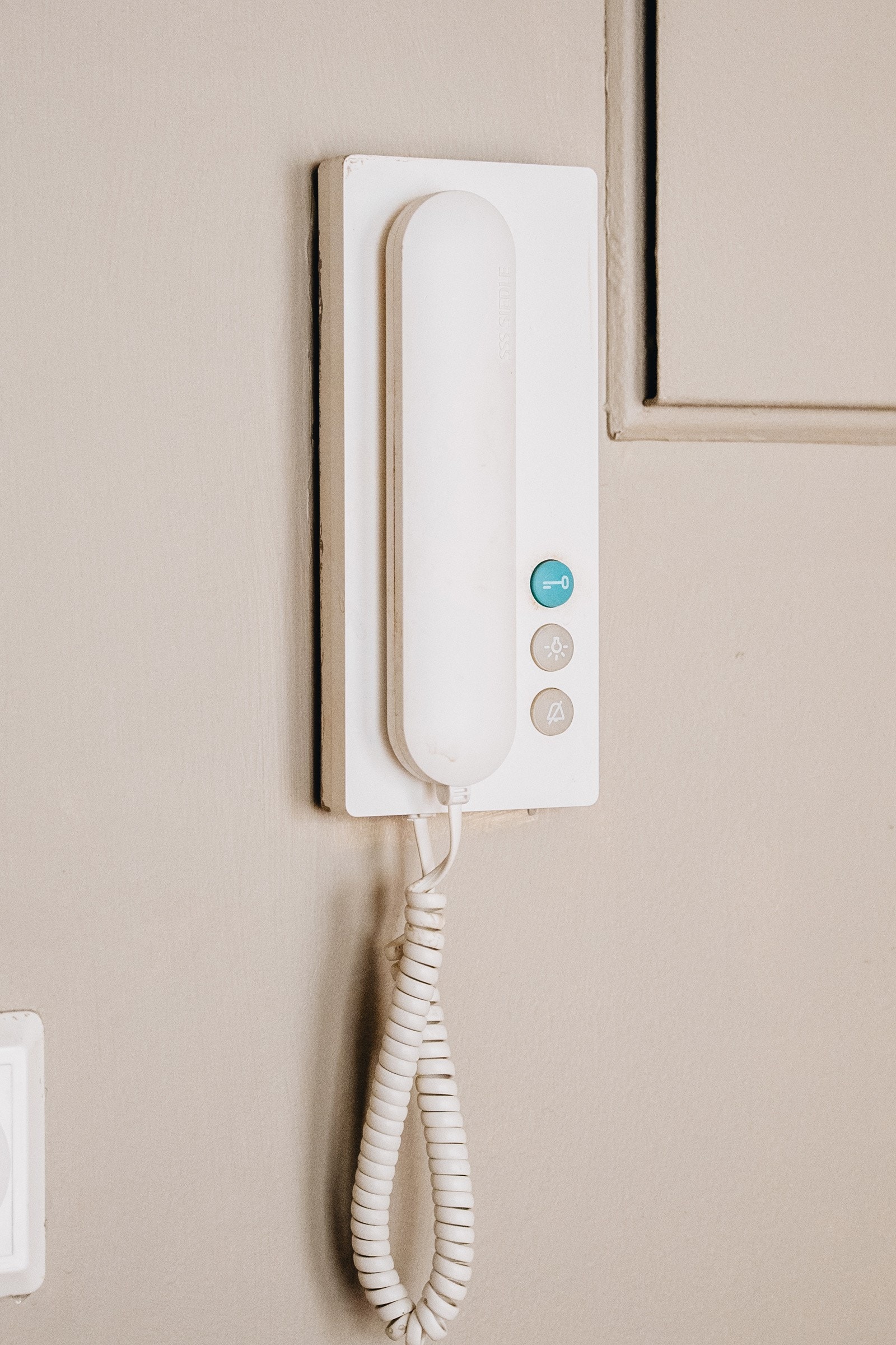 Førsteinntrykket er lyst og luftig, noe som går igjen i hele leiligheten. Overflatene er holdt i fine fargetoner og gulvet er belagt med en flott en-stavs eikeparkett. Porttelefonen lar deg enkelt åpne hoveddøren for gjester. Galleribilde