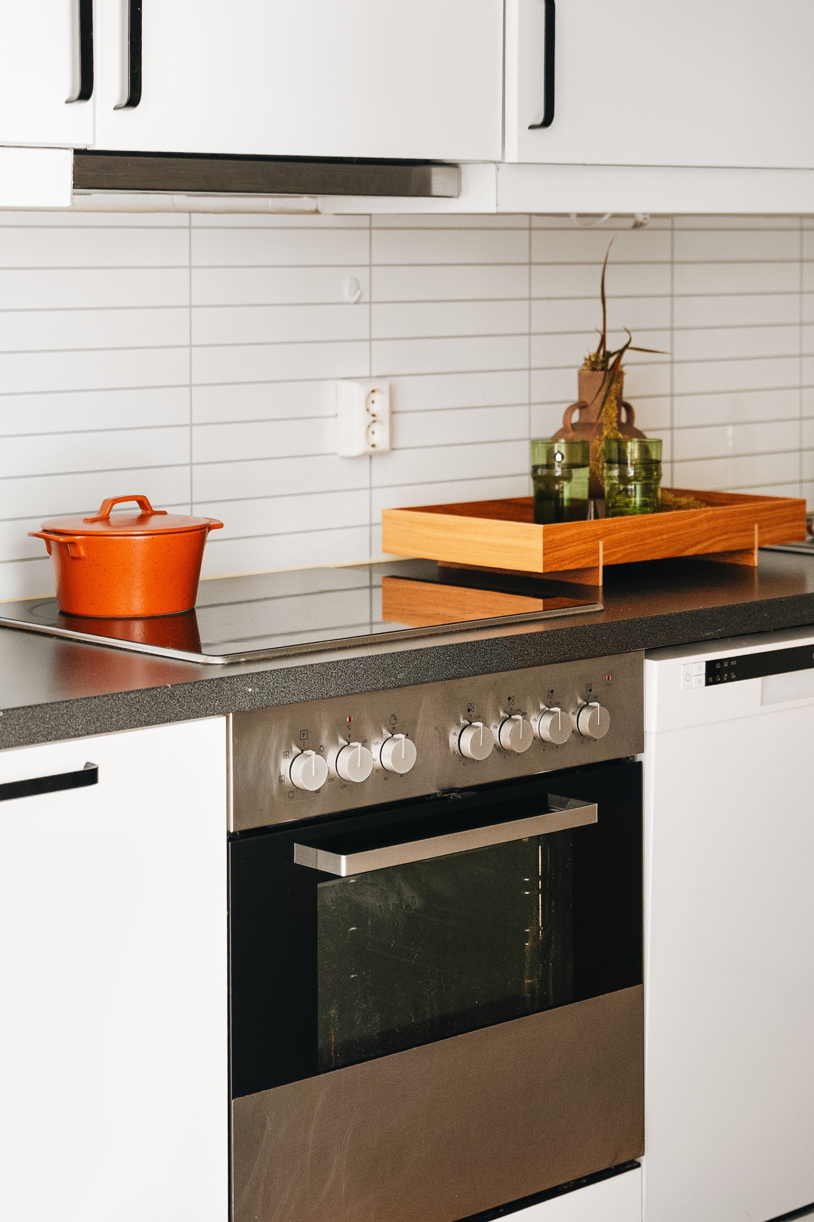 Kjøkkenet er lyst og tidløst innredet med en kjøkkeninnredning fra IKEA med hvite slette fronter, benkeplate i laminat og nedfelt stålvask med avvenningsbrett og ett-greps blandebatteri. Galleribilde