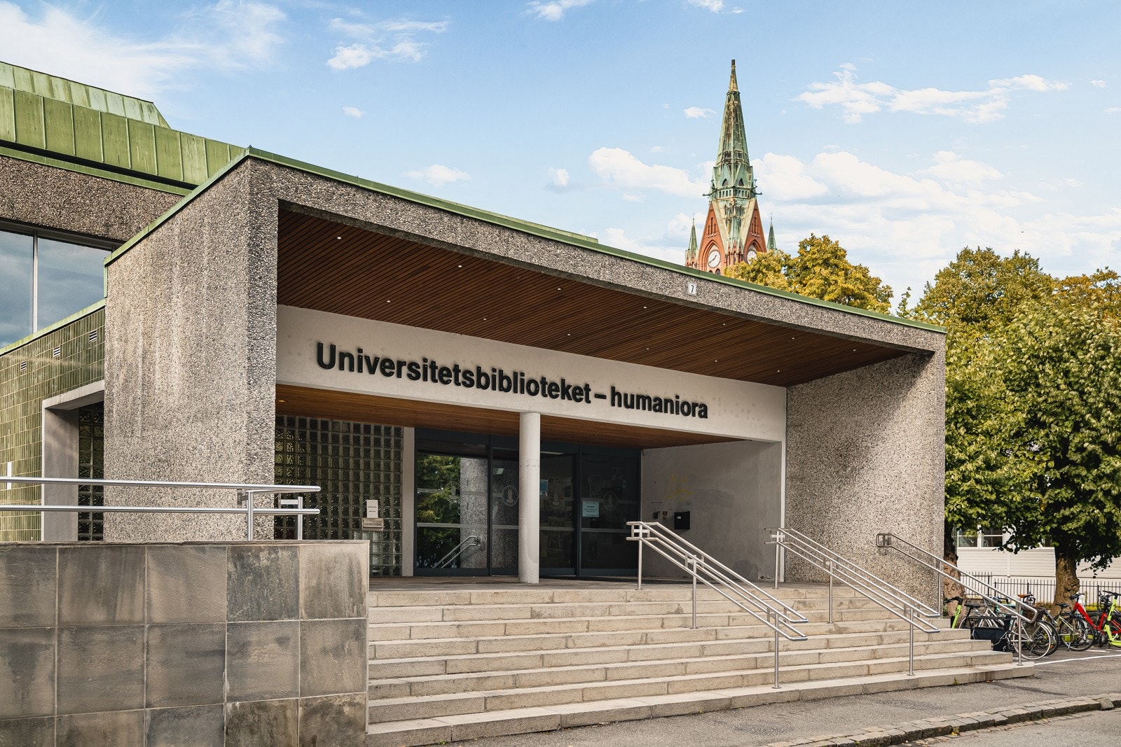 Du er omgitt av vakre bygninger, flotte grøntarealer, studieinstitusjoner, et utall av spise- og serveringssteder, kulturtilbud og shoppingmuligheter, samtidig som du har tilgang til både fjord og fjell. Galleribilde