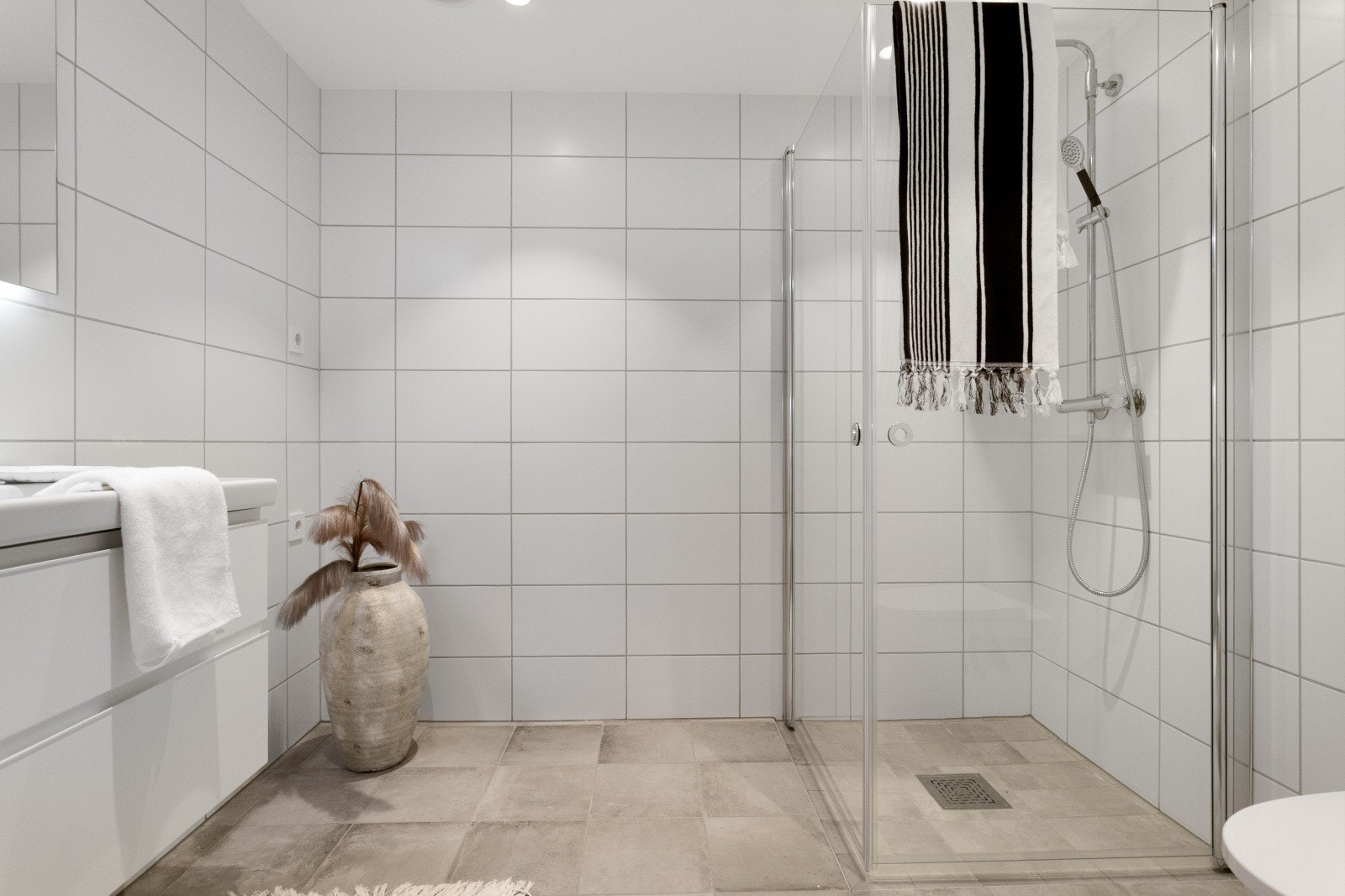 Av utstyr finner du; servantskap med underskuffer, vegghengt toalett, dusj med innfellbaredusjdører og opplegg til vaskemaskin. Galleribilde