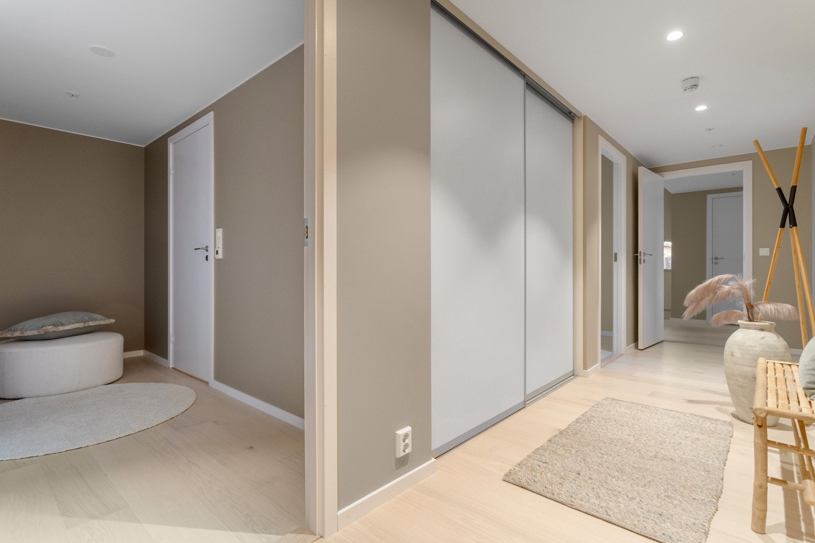 Leiligheten har en privat suite. Hvor du har hovedsoverom, garderobe og bad. Galleribilde