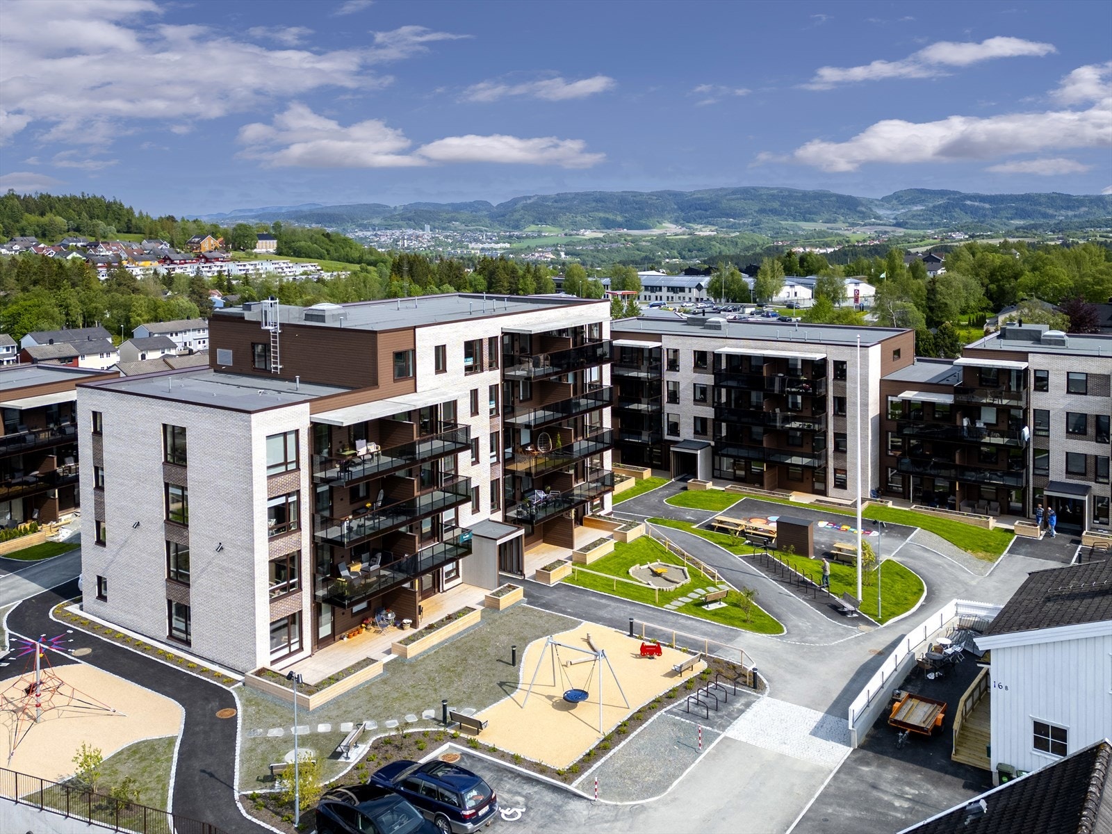 Uteområdet er pent opparbeidet med beplanting, lekeapparater, sitteplasser og felles samlingssted. Galleribilde