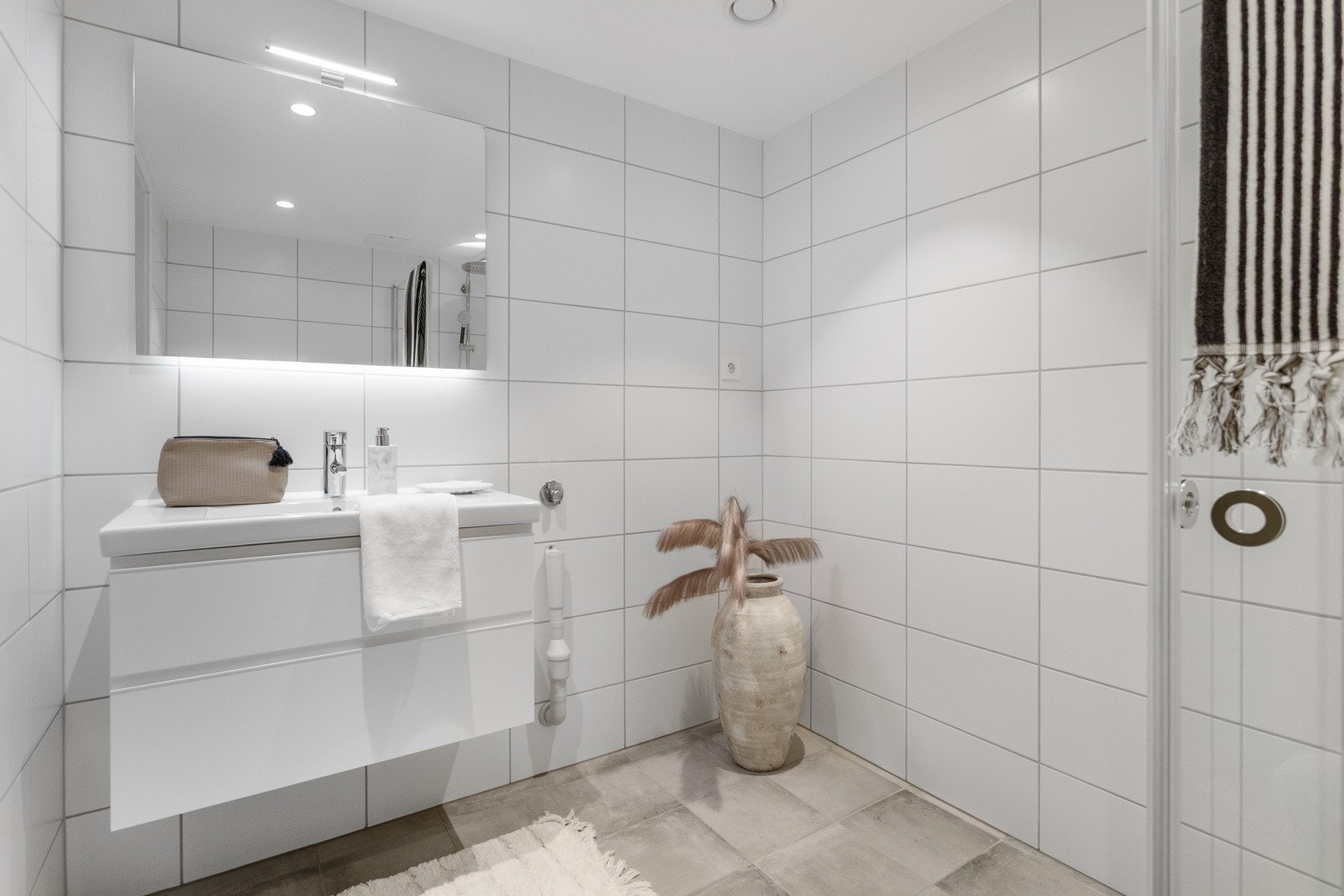 Badet er flislagt og har downlight i himling. Galleribilde