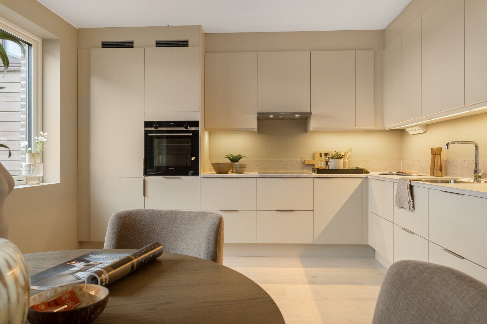 Godt med skap- og benkeplass. Galleribilde