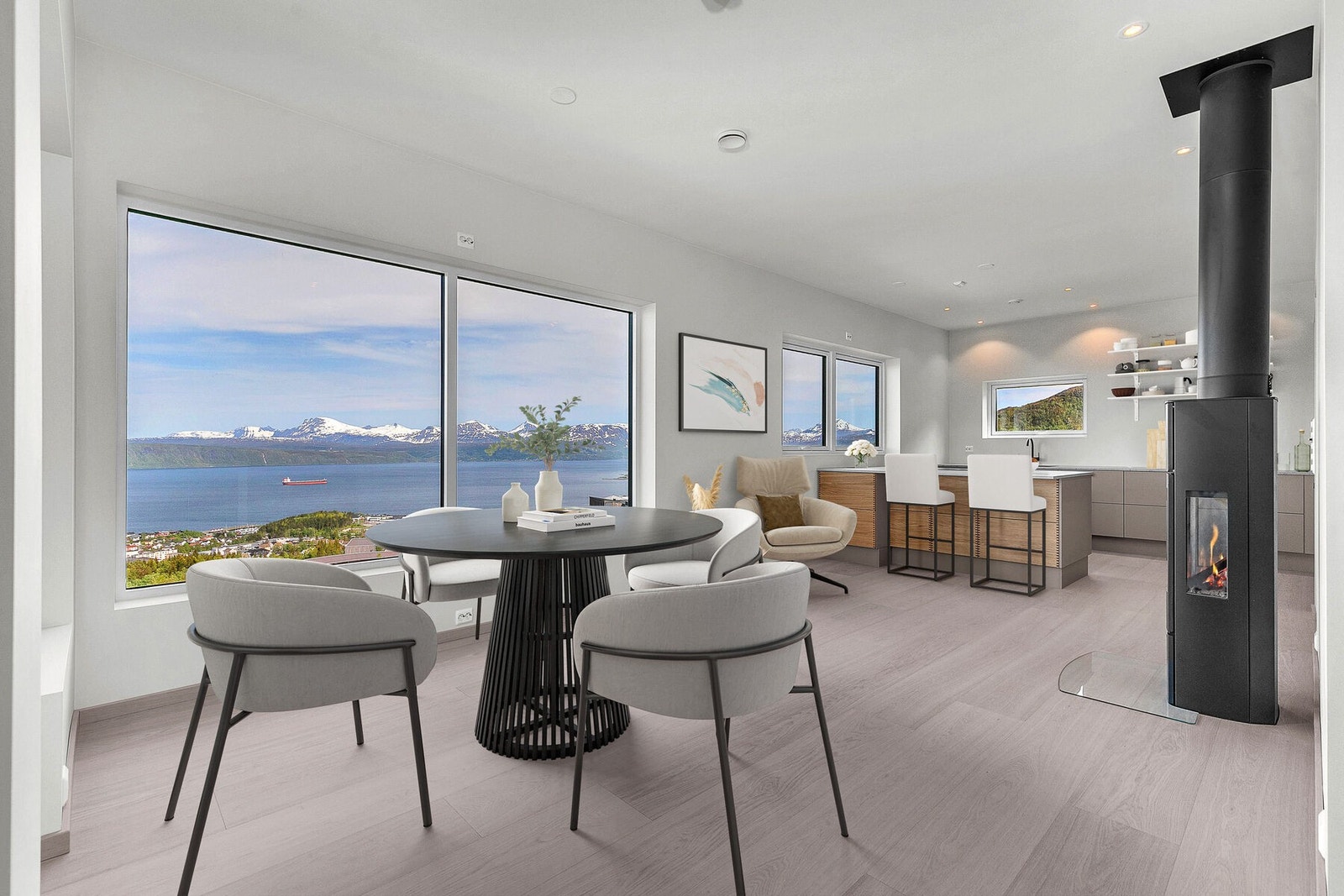 Åpen stue-/kjøkkenløsning, kombinert med store vindusflater, gir en fantastisk romfølelse. (Bildet er digitalt møblert) Galleribilde