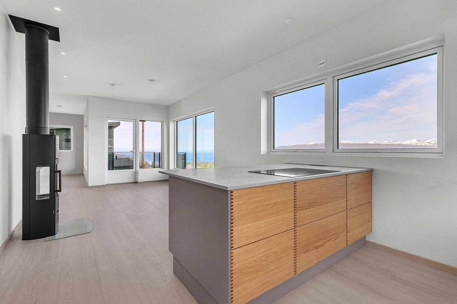 Kjøkkenet har pene naturfarger i innredningen Galleribilde