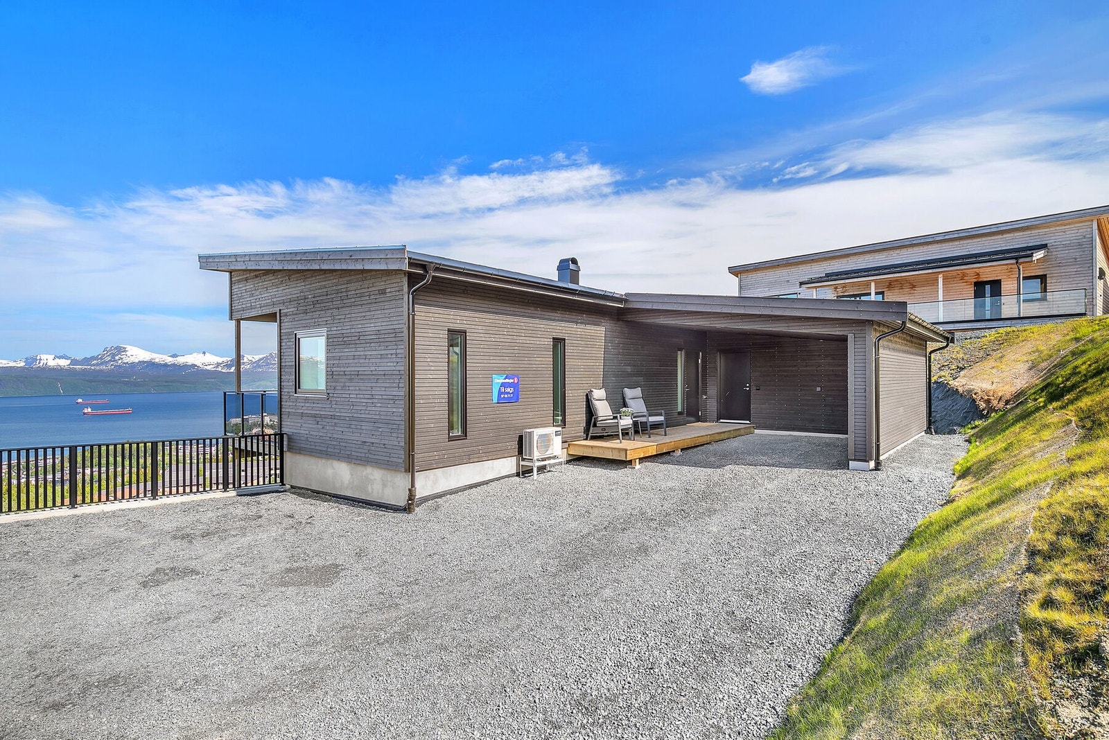 Godt med parkering på tomten. Her nyter du også solen morgen og formiddag. Galleribilde