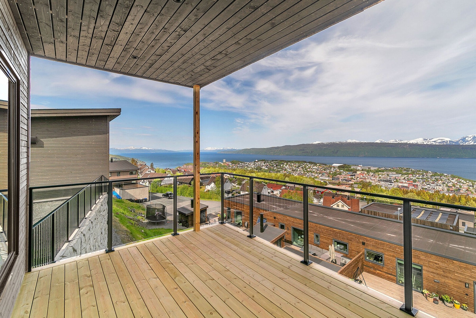 Veranda med sol fra formiddag til sen kveld. Galleribilde