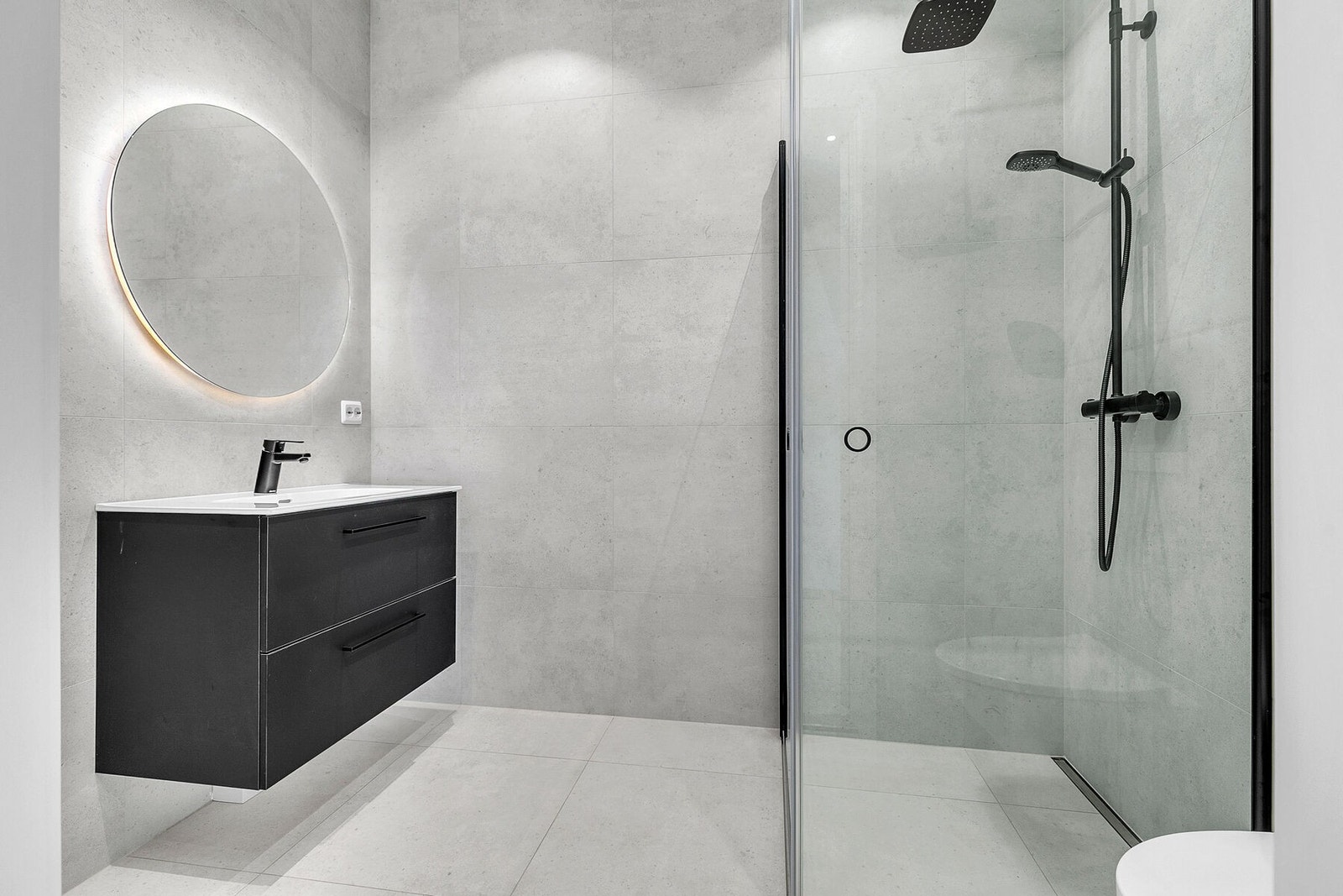 Pent og helfliset bad i hovedplan Galleribilde