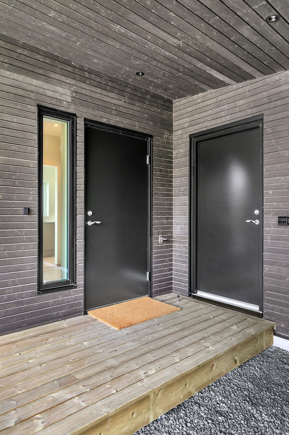 Inngangsparti og inngang til utvendig sportsbod Galleribilde