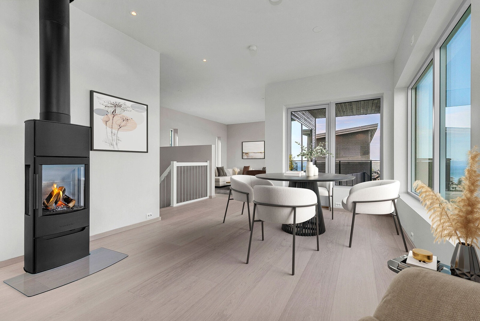 Stuen er malt i moderne farger, har vedovn og utgang til romslig veranda. (Bildet er digitalt møblert) Galleribilde