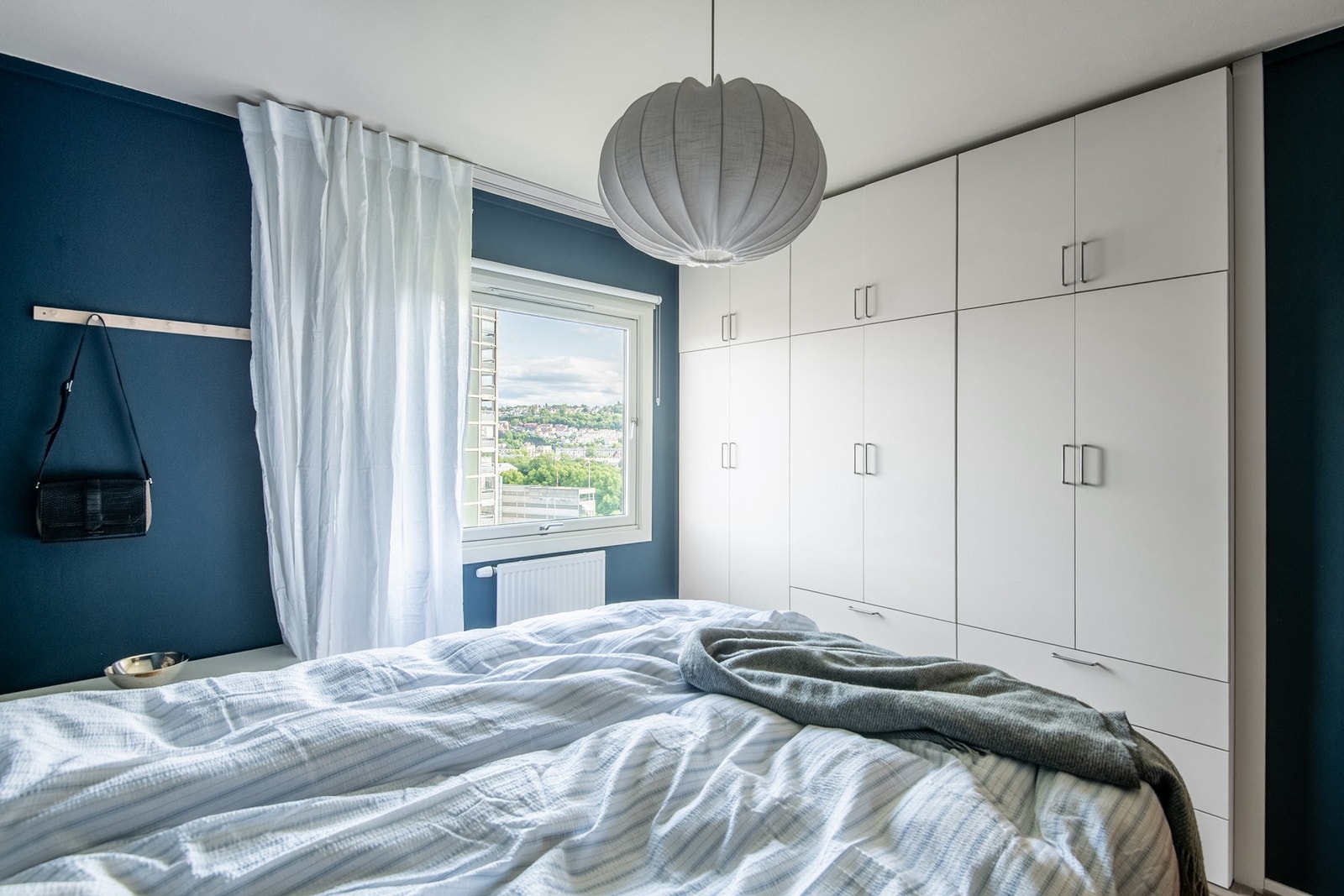 Hovedsoverommet er romslig og har god plass til dobbeltseng, nattbord og en praktisk garderobe som gir ekstra oppbevaring. Galleribilde