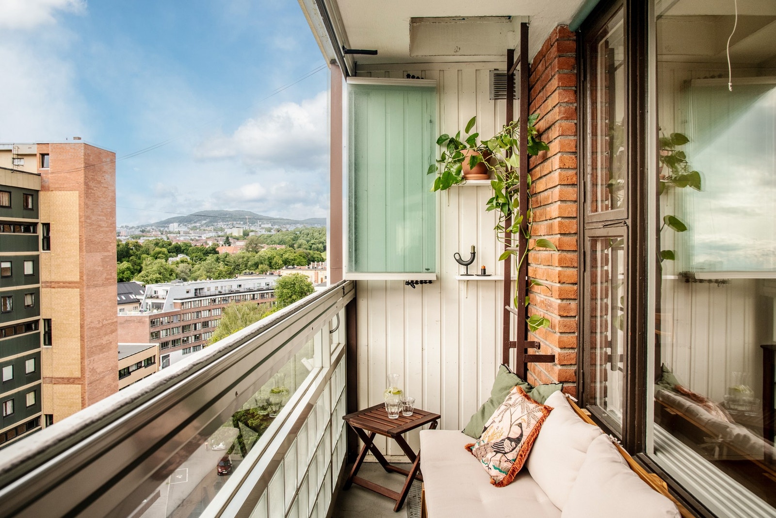 Vestvendt balkong på ca. 4m² med solskjerm. Galleribilde