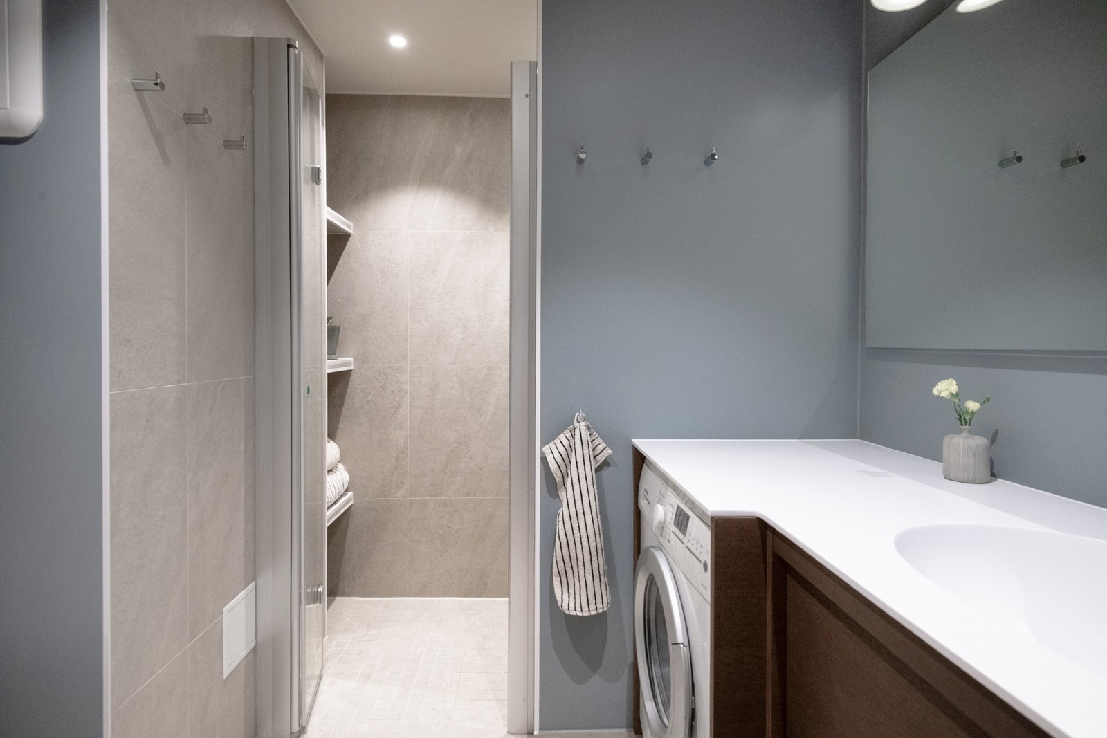 Nytt og lekkert baderom fra 2024 (dokumentasjon foreligger) fremstår som moderne med gode løsninger. Galleribilde