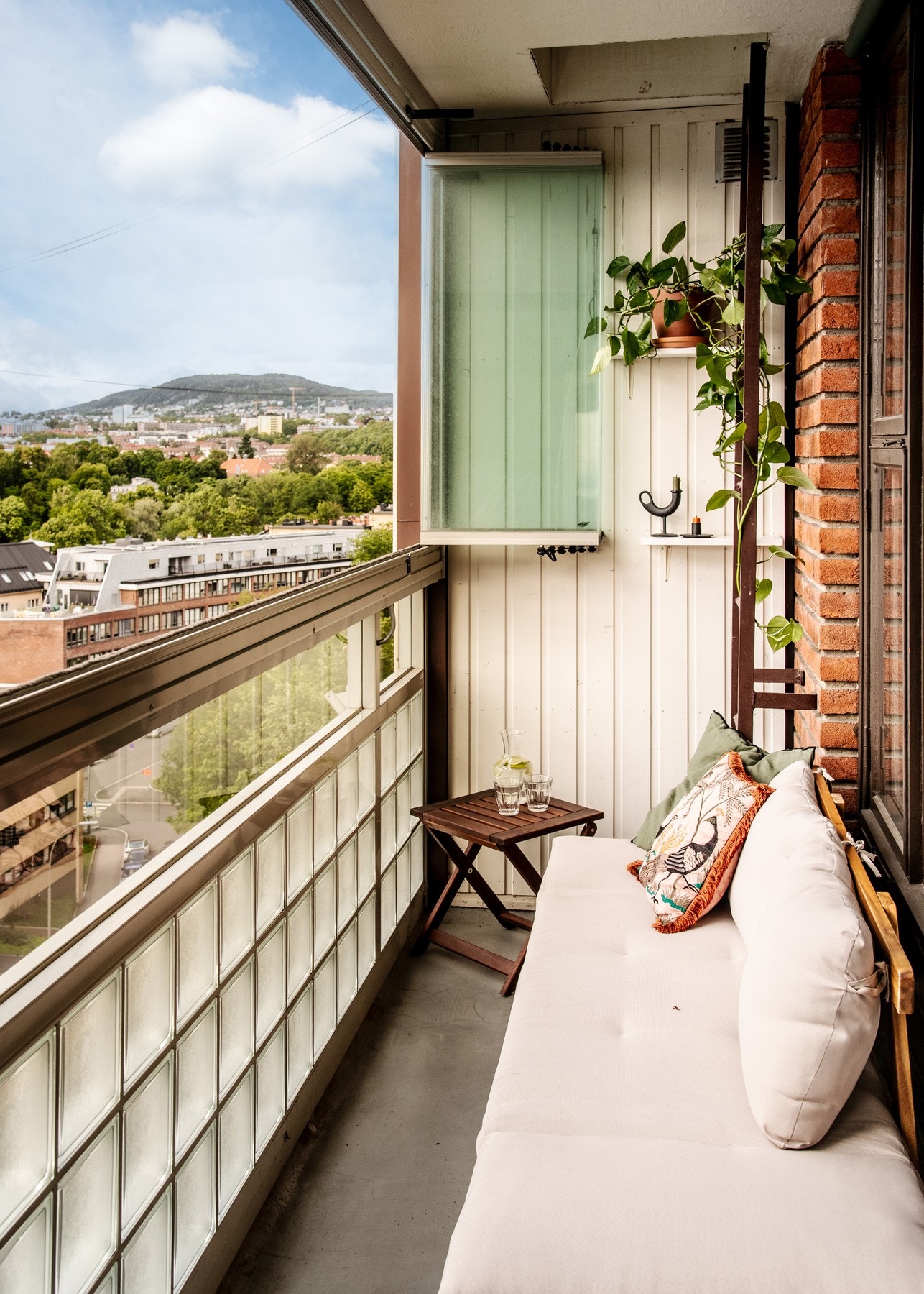 Balkongen er et perfekt sted for avslapning og sosiale sammenkomster. Galleribilde