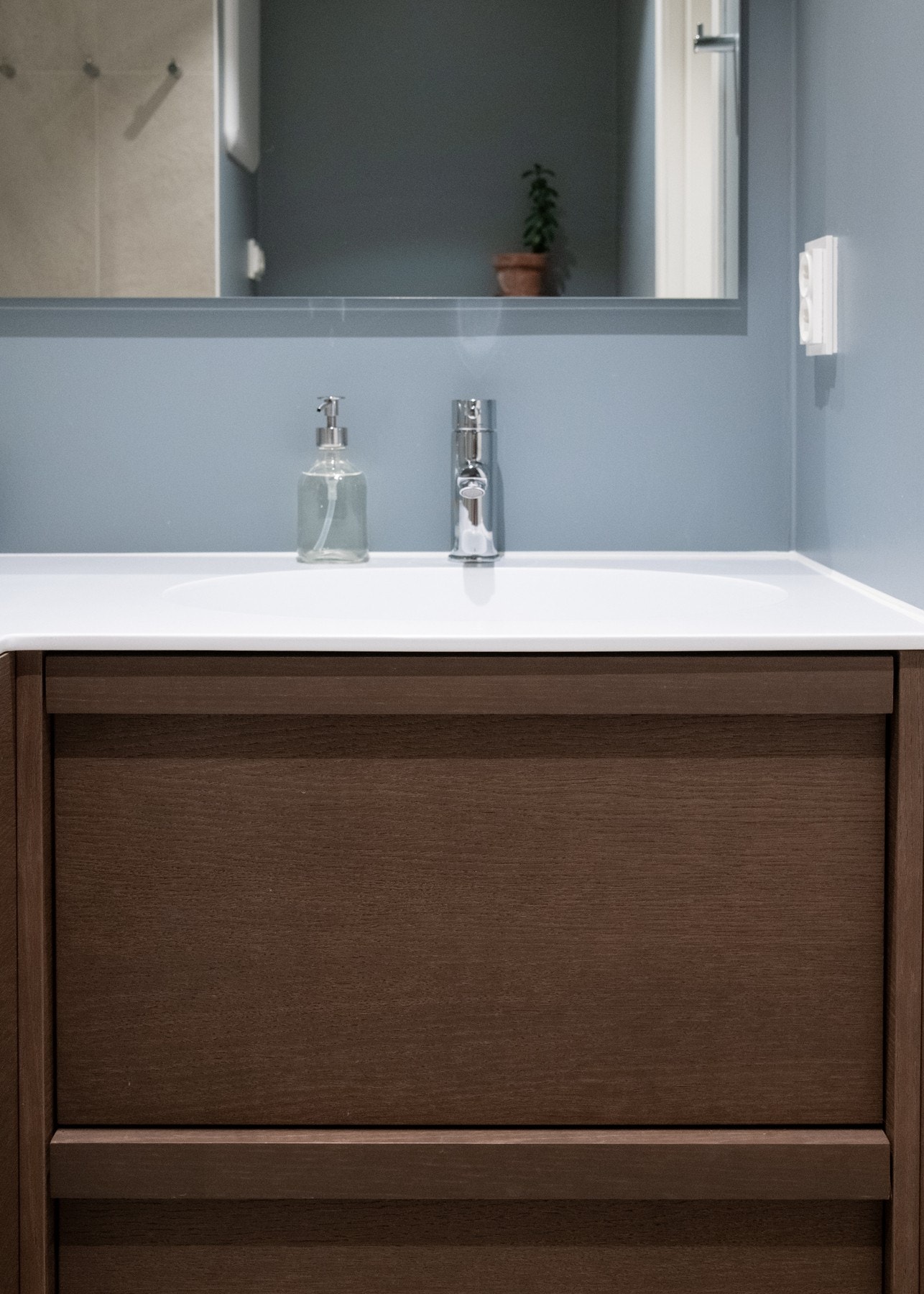 Badet utstyrt med vegghengt toalett med innebygd sisternekasse, downlights, samt opplegg for vaskemaskin. Galleribilde