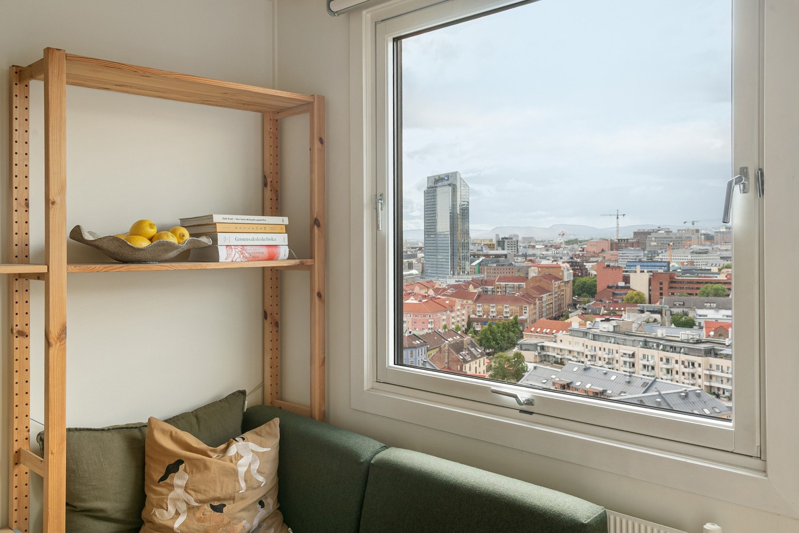 De store vindusflatene mot vest gir en åpen og romslig atmosfære. Galleribilde