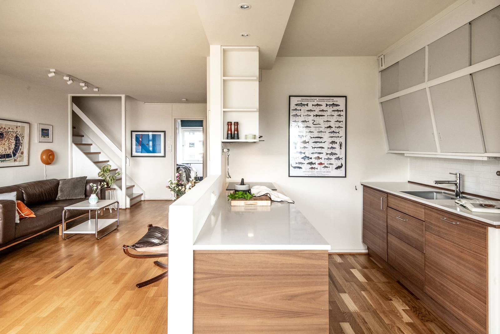 Den stilrene kjøkkeninnredningen ble oppgradert i 2024 med nye fronter, benkeplate i kompositt, og oppvaskkum. Galleribilde