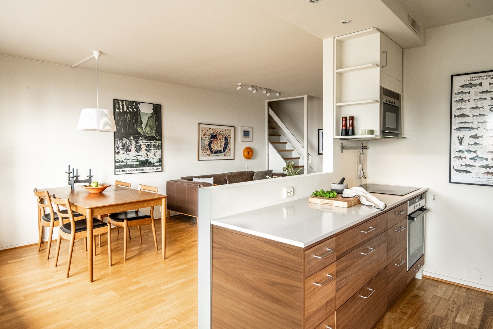 Kjøkkenet er en del av boligens åpne og delvis sosiale løsning, noe som gir en luftig romfølelse og gode muligheter for både matlaging og samvær. Galleribilde