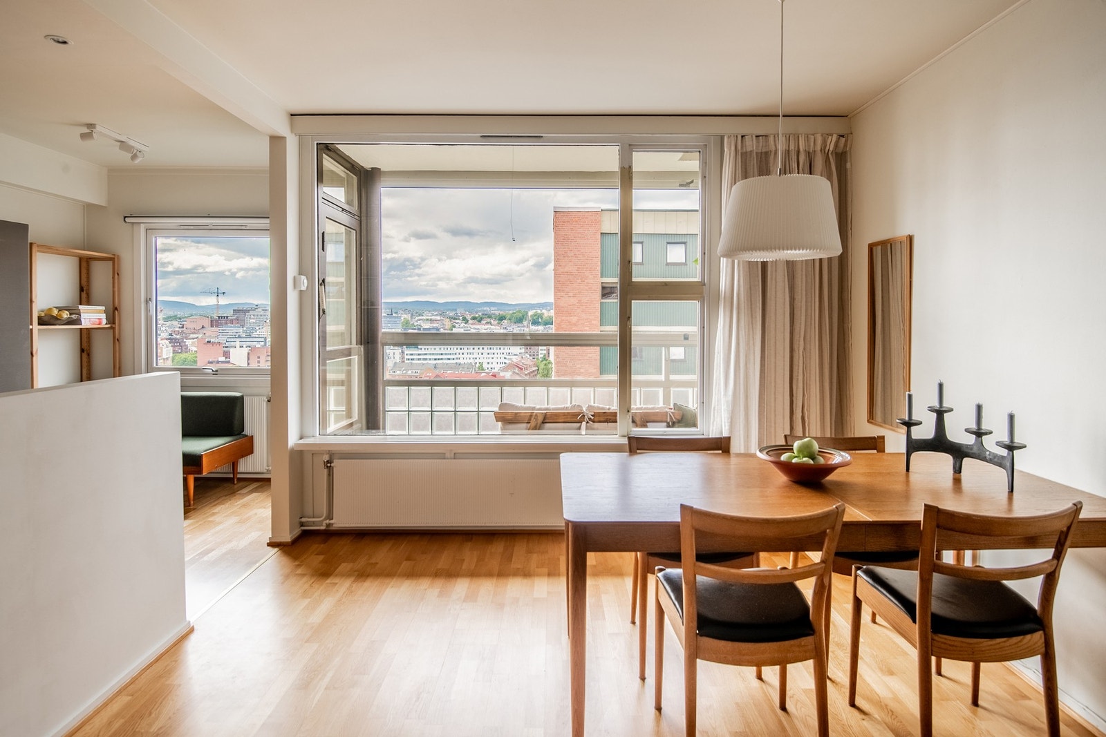 Store vindusflater slipper inn rikelig med dagslys fra morgen til kveld. Galleribilde