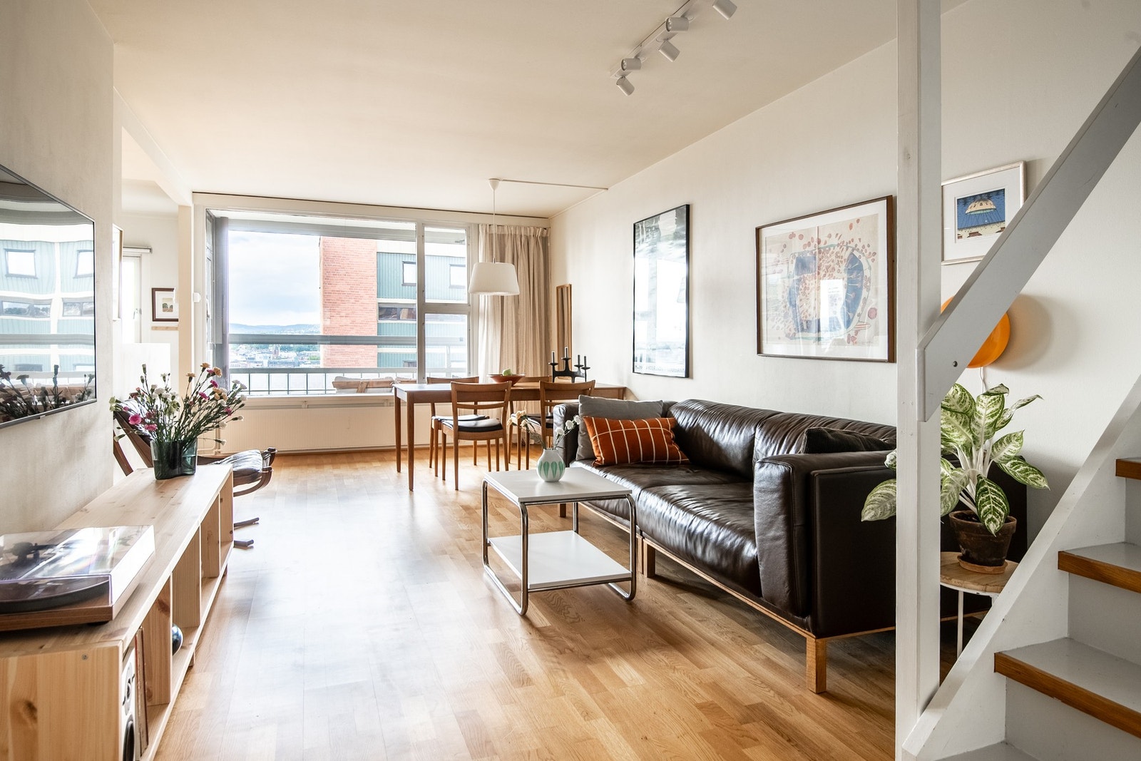 Leiligheten byr på gjennomgående god standard og moderne planløsning hvor man har delvis åpen stue- og kjøkkenløsning. Galleribilde