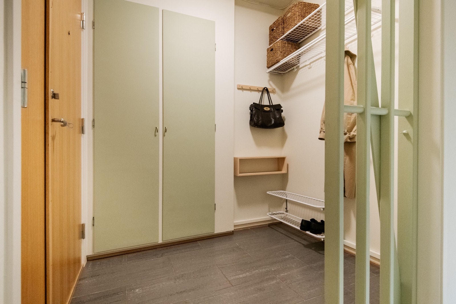 Leilighetens inngangsparti ligger i 11. etasje, hvor du ønskes velkommen inn til et lyst og tiltalende inngangsparti med praktisk flislagt gulv. Galleribilde