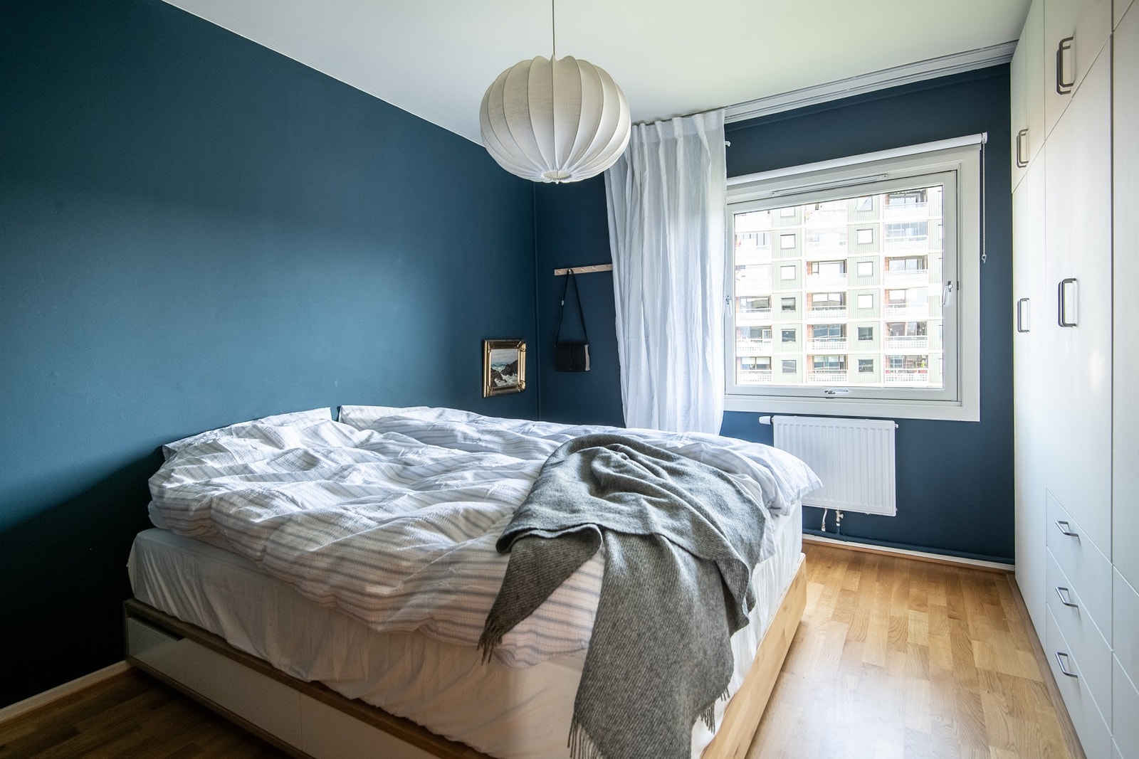 Leiligheten har to soverom, begge med moderne fargevalg og gode løsninger. Avbildet er hovedsoverommet. Galleribilde