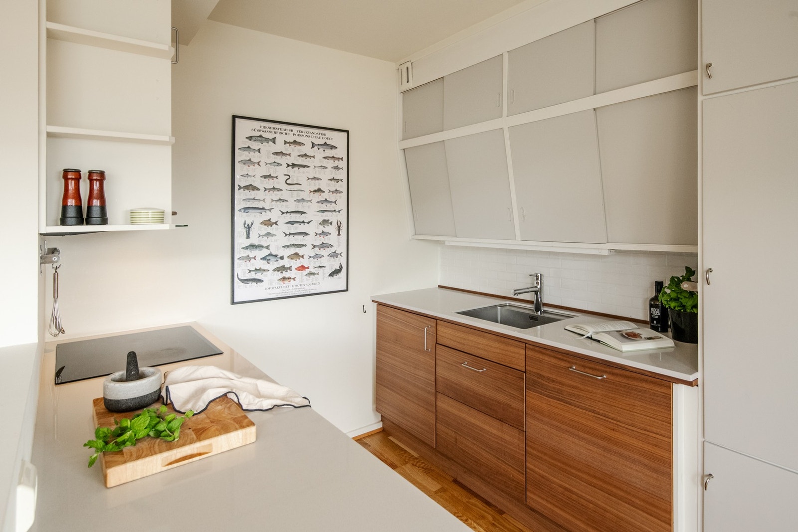 Kjøkkenet er godt utstyrt med integrerte hvitevarer, oppvaskmaskin, stekeovn, mikrobølgeovn og nedfelt platetopp. Galleribilde