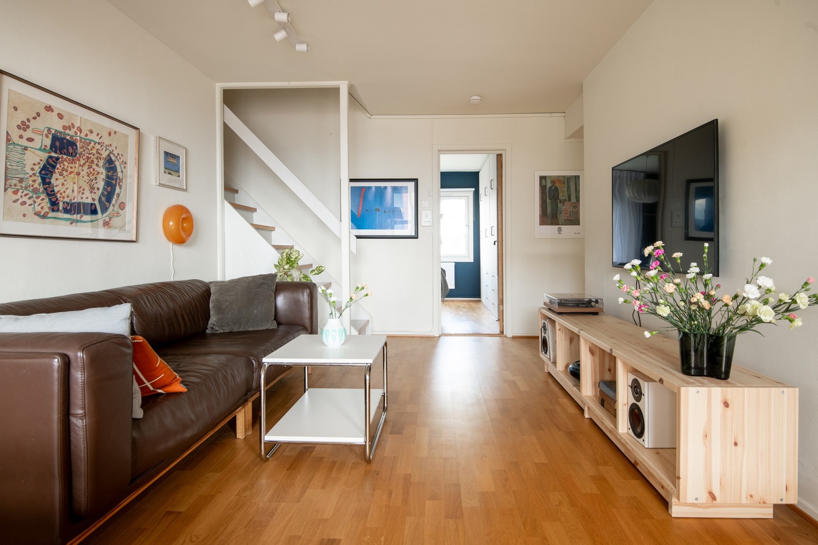 Med sine gode møbleringsmuligheter kan stuen enkelt tilpasses både en sosial sone og en mer avslappende krok. Galleribilde