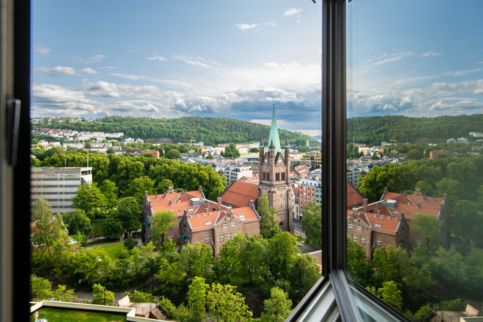 Begge soverommene vender mot øst hvilket gjør at du kan våkne opp med solen og legge deg i svale omgivelser. Galleribilde