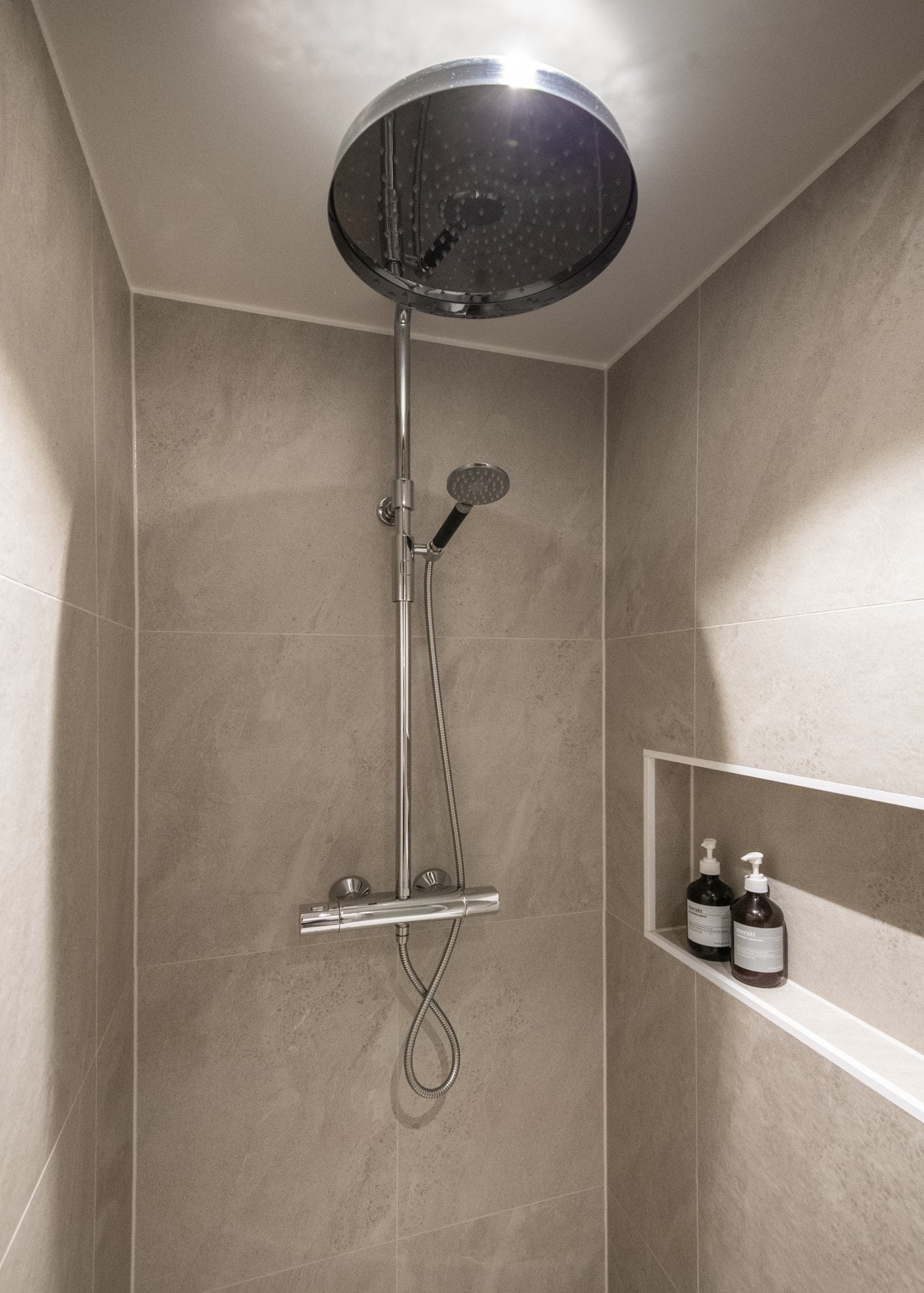 Armaturet i dusjsonen har behagelig regnfallsdusj og hånddusj. Galleribilde