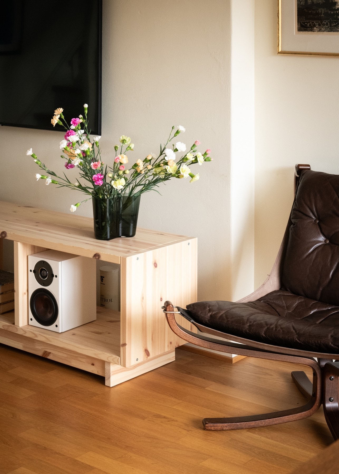 Gulvene er belagt med en parkett som gir rommet et tidløst og solid preg. Galleribilde