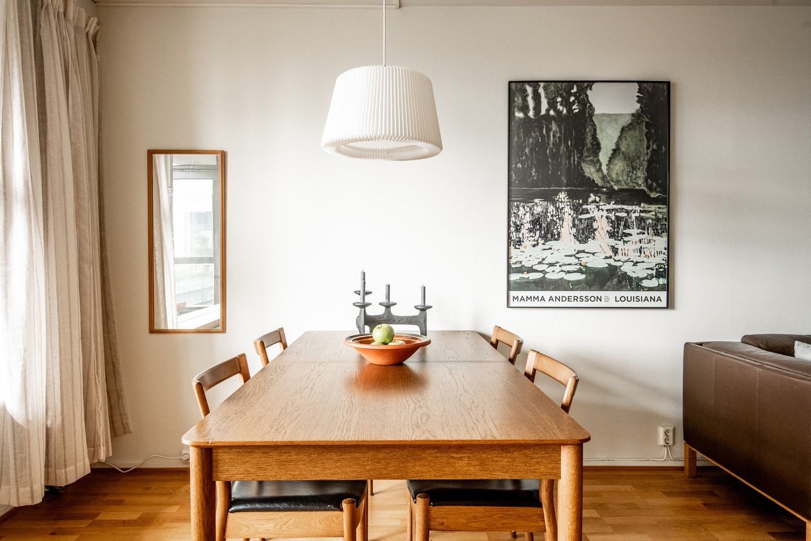 God plass til et langstrakt spisebord i tilknytning til kjøkkenet. Galleribilde