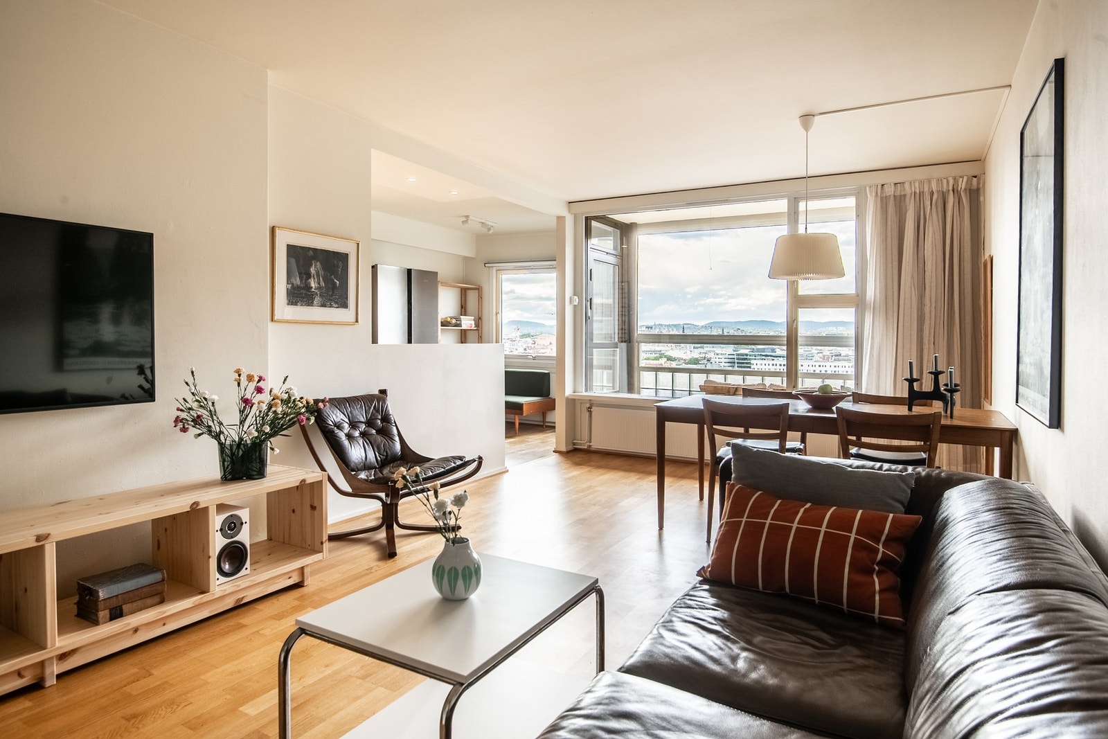 Dette er en tiltalende og populær utsiktsleilighet i et av Enerhaugens mest ettertraktede og veldrevne borettslag. Galleribilde