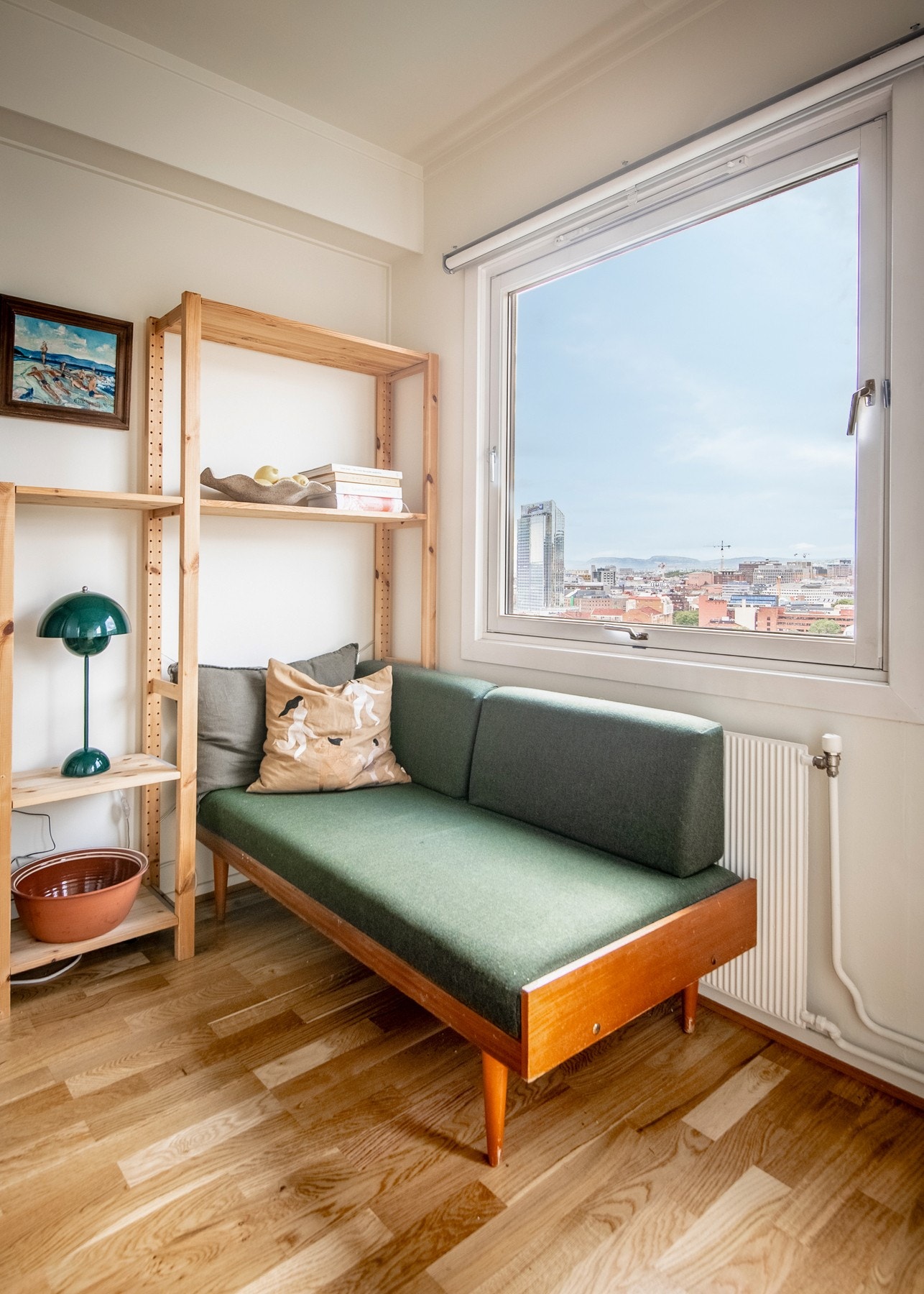 Veggflater og tak i hele leiligheten ble malt i 2024. Galleribilde