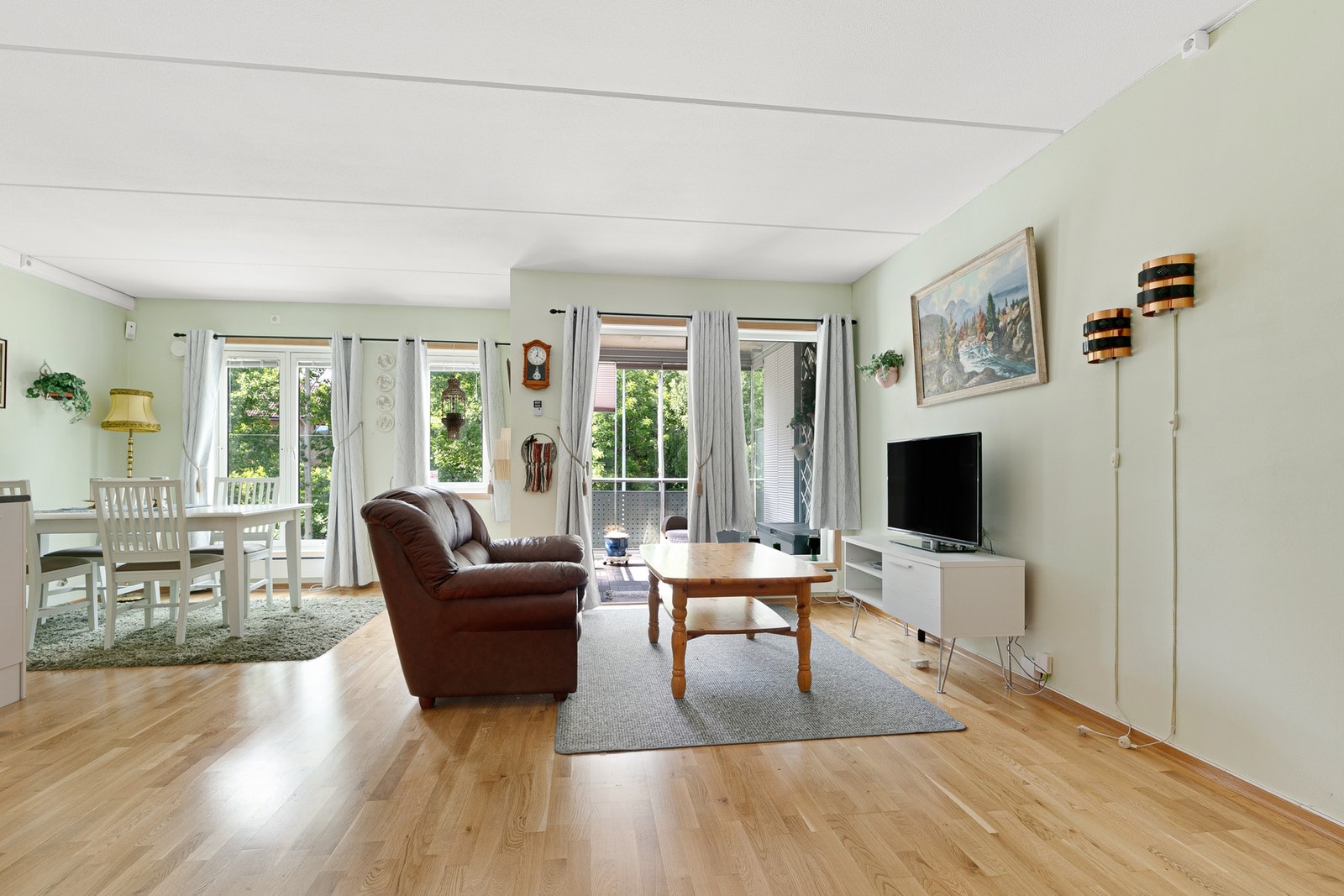 Store vindusflater slipper inn rikelig med dagslys. Galleribilde