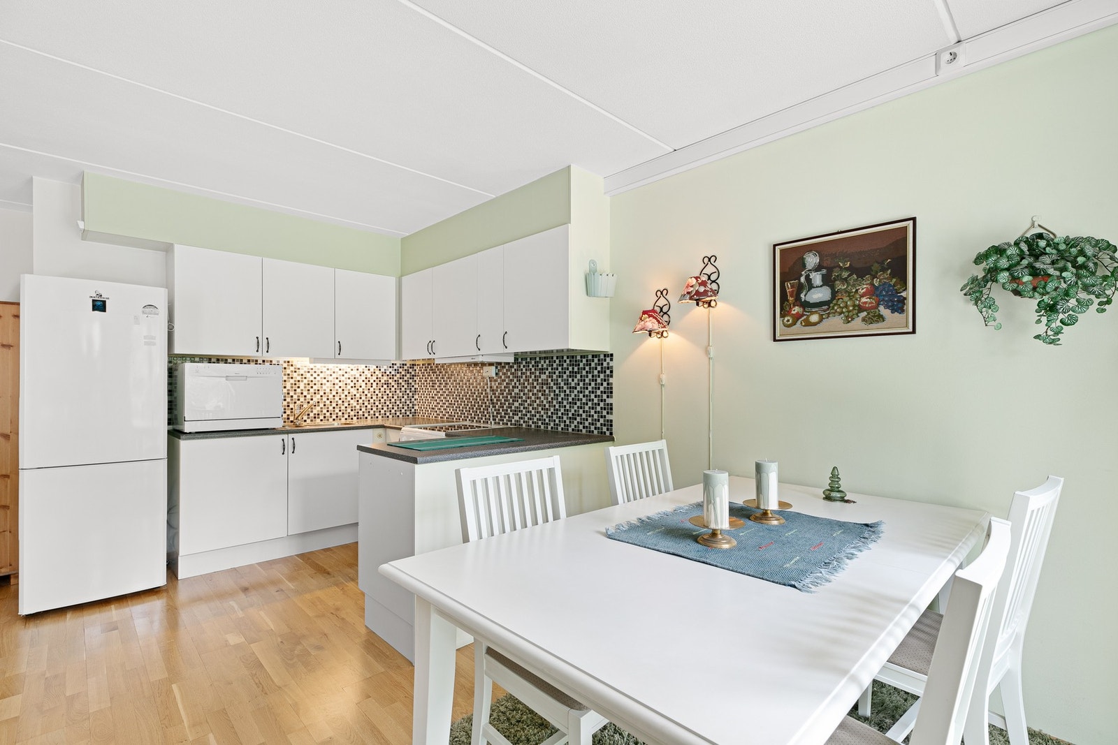 Åpent og funksjonelt kjøkken i tilknytning til stuen. Galleribilde