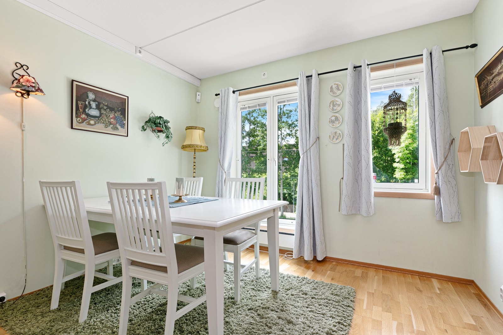 Stilrent interiør med parkett og lyse flater. Galleribilde