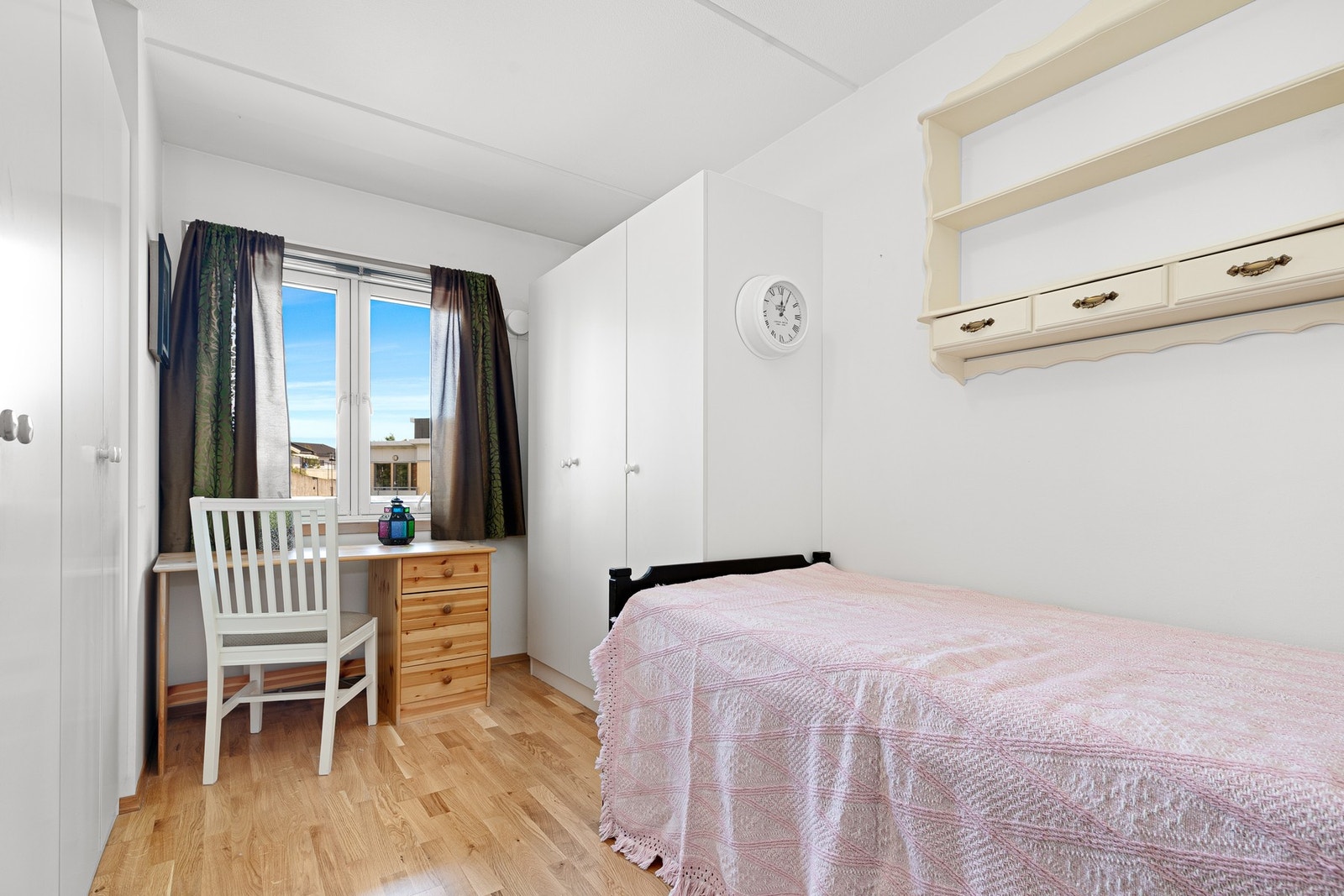 Lyst og fredelig soverom med plass til seng. Galleribilde