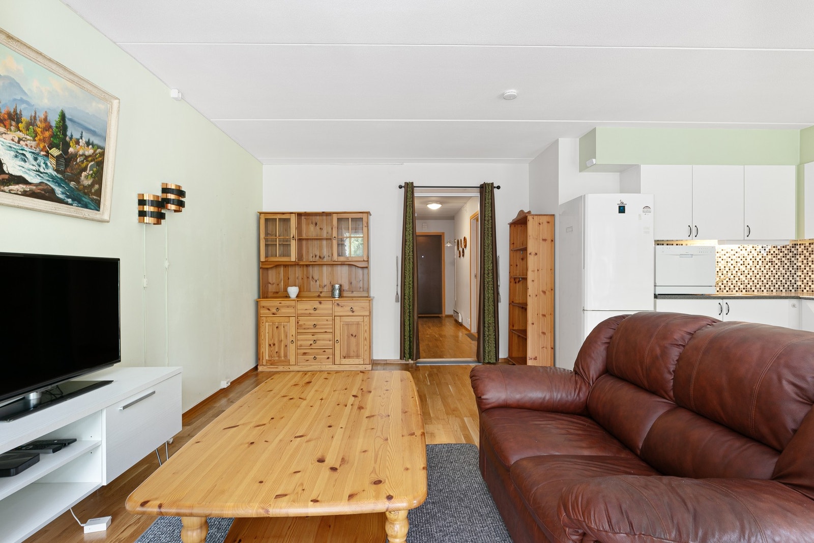 Åpen løsning mot kjøkken - perfekt for sosiale sammenkomster. Galleribilde