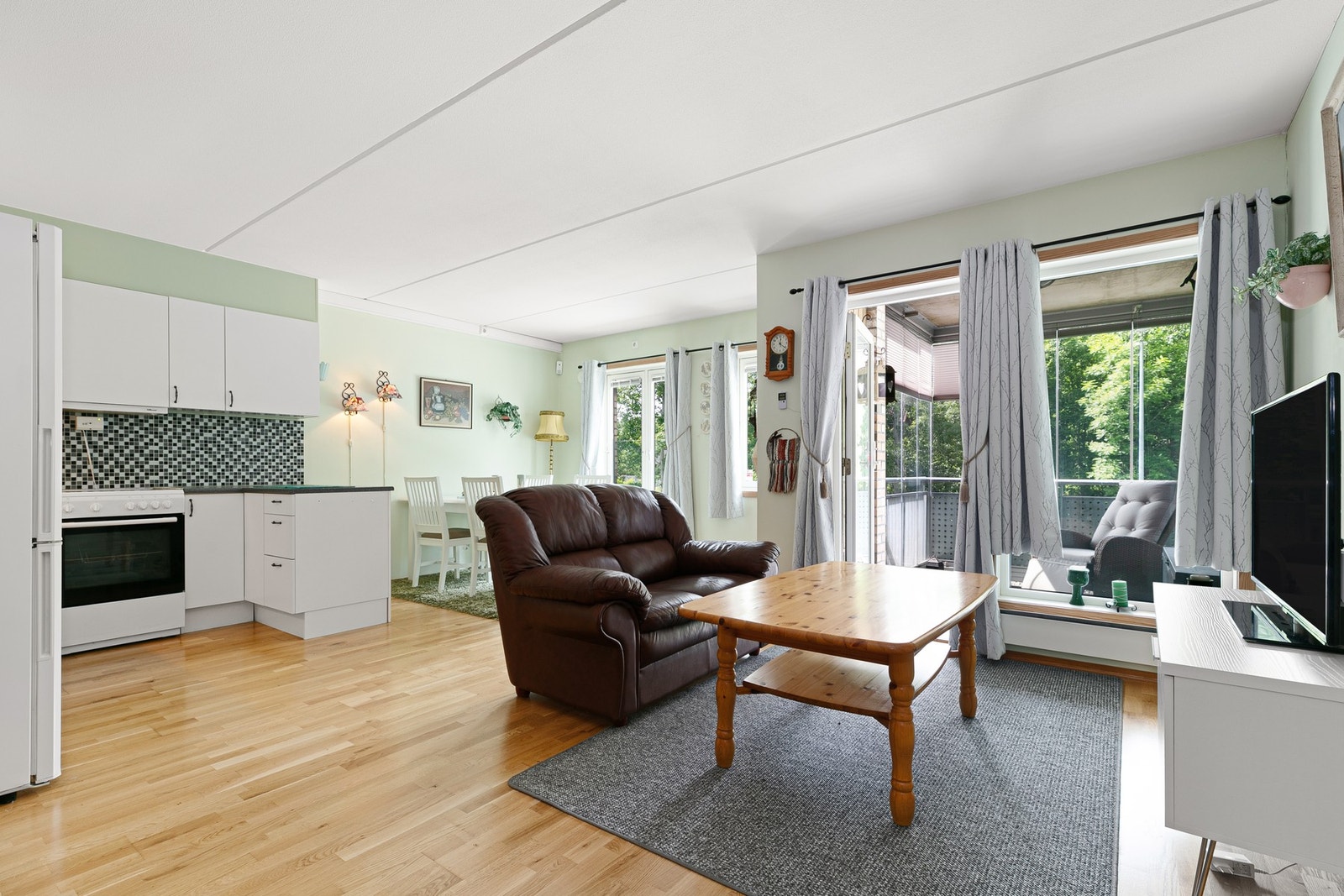 Romslig stue med plass til både sofakrok og spisegruppe. Galleribilde