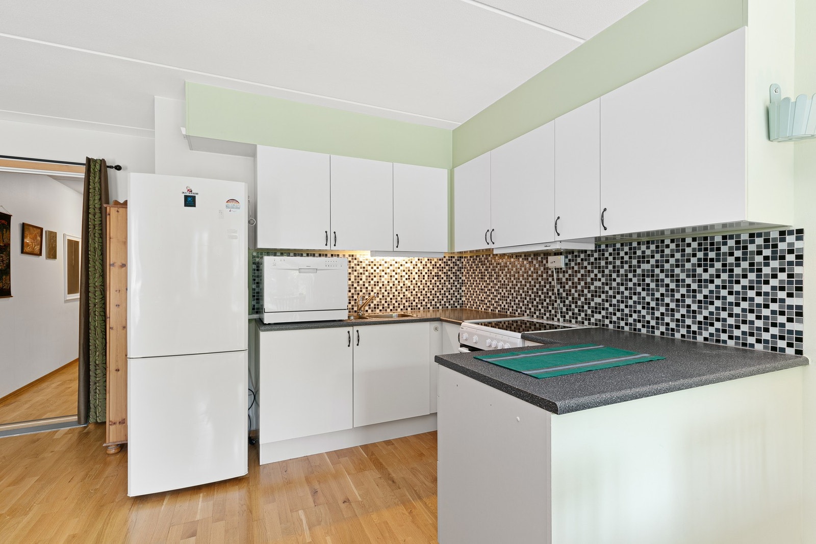 Praktisk innredning med god benkeplass og overskap. Galleribilde